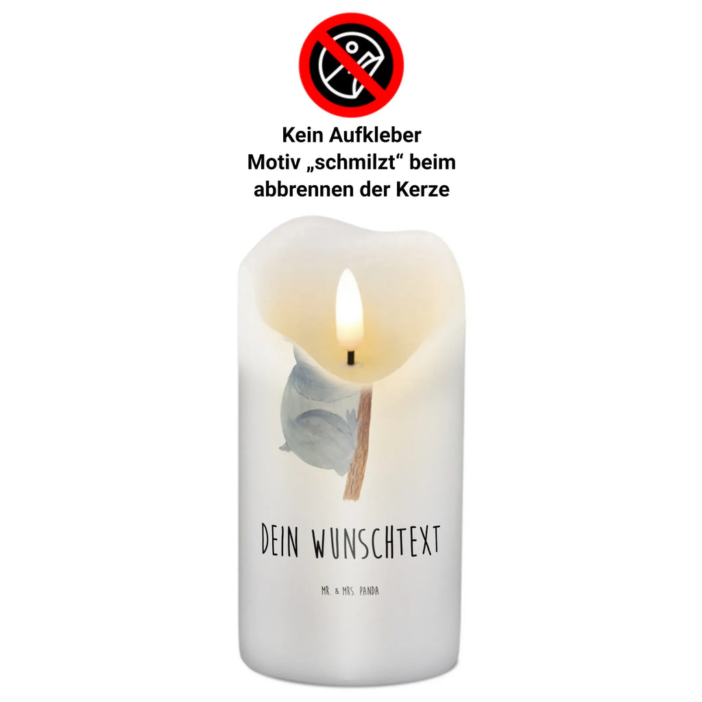 Personalisierte Kerze Koalabär Bienenwachskerze Mit Wunschname, Osterkerze Mit Namen, Taufekerze Mit Namensgravur, LED-Kerze Mit Wunschname, Kerze Für Geburtstag Mit Wunschname, Glas-Kerze Mit Wunschname, Kommunionkerze Mit Namen, Gastgeschenk Kerze Mit Namen, Duftkerze Mit Namen, Teelicht Mit Namensdruck, Kerze Mit Spruch Und Namen, Adventskerze Mit Wunschname, Andachtskerze Mit Namensgravur, Weihnachtskerze Mit Namensgravur, Laternenkerze Mit Namensdruck, Blockkerze Mit Namensdruck, Tischkerze Mit Namensdruck, Personalisierte Kerze, Metall-Kerze Mit Namensgravur, Schwimmkerze Mit Namen, Kerzen-Set Mit Namensgravur, Handgemachte Kerze Mit Wunschname, Stabkerze Mit Gravur, Kerze Mit Namen, Firmungskerze Mit Wunschname, Bio-Kerze Mit Wunschname, Gartenkerze Mit Namen, Kerze Für Hochzeit Mit Namensgravur, Tafelkerze Mit Wunschname, Grabkerze Mit Namensgravur, Votivkerze Mit Wunschname, Fair-Trade-Kerze Mit Namensgravur, Holz-Kerze Mit Namen, Kerze Mit Prägung Und Wunschname, Trauerkerze Mit Namen, Handgegossene Kerze Mit Namen, Gedenkkerze Mit Namen, Stumpenkerze Mit Namensgravur, Sojawachskerze Mit Namensdruck, Stearinkerze Mit Gravur, Streukerze Mit Namensdruck, Outdoor-Kerze Mit Namensgravur, Lustige Sprüche, Tiere, Tiermotive, Gute Laune, Schlafzimmer, Koala, Traumland, Traum, Träumen, Bär, schlafen, Koalabär
