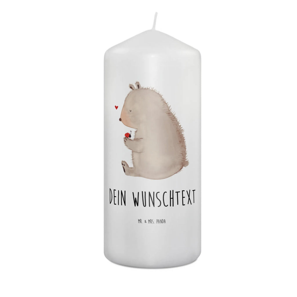 Personalisierte Kerze Bär mit Marienkäfer Stumpenkerze Mit Namensgravur, Kerze Für Geburtstag Mit Wunschname, Gedenkkerze Mit Namen, Kerze Für Hochzeit Mit Namensgravur, Kerze Mit Prägung Und Wunschname, Outdoor-Kerze Mit Namensgravur, Kerze Mit Spruch Und Namen, Bio-Kerze Mit Wunschname, Taufekerze Mit Namensgravur, Gastgeschenk Kerze Mit Namen, Weihnachtskerze Mit Namensgravur, Metall-Kerze Mit Namensgravur, Handgemachte Kerze Mit Wunschname, Tafelkerze Mit Wunschname, Kerze Mit Namen, Tischkerze Mit Namensdruck, Laternenkerze Mit Namensdruck, Fair-Trade-Kerze Mit Namensgravur, Personalisierte Kerze, Teelicht Mit Namensdruck, Bienenwachskerze Mit Wunschname, Stearinkerze Mit Gravur, Schwimmkerze Mit Namen, Handgegossene Kerze Mit Namen, Firmungskerze Mit Wunschname, Stabkerze Mit Gravur, LED-Kerze Mit Wunschname, Gartenkerze Mit Namen, Trauerkerze Mit Namen, Streukerze Mit Namensdruck, Grabkerze Mit Namensgravur, Osterkerze Mit Namen, Votivkerze Mit Wunschname, Sojawachskerze Mit Namensdruck, Andachtskerze Mit Namensgravur, Blockkerze Mit Namensdruck, Adventskerze Mit Wunschname, Glas-Kerze Mit Wunschname, Kerzen-Set Mit Namensgravur, Holz-Kerze Mit Namen, Duftkerze Mit Namen, Kommunionkerze Mit Namen, Bär, Teddy, Teddybär, Motivation, Marienkäfer, Freiheit, Liebe, Das Leben ist schön