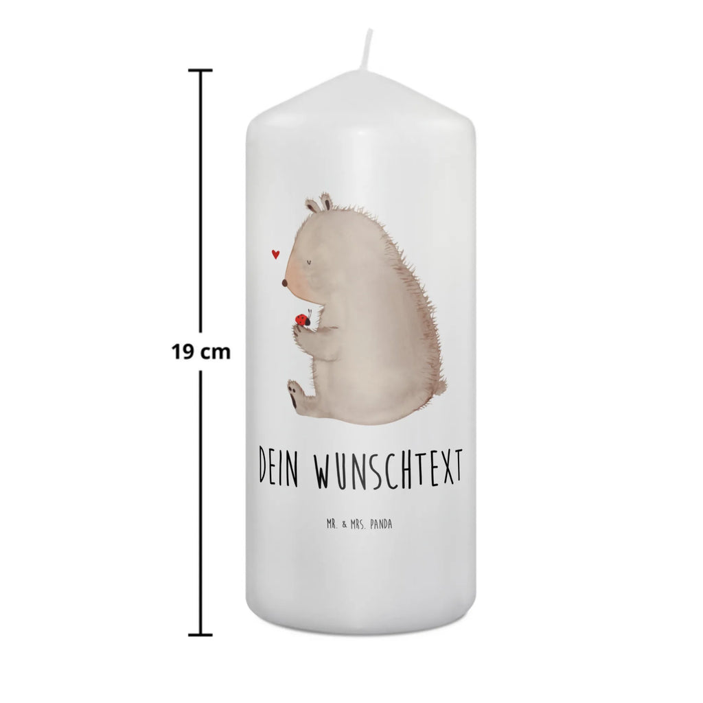Personalisierte Kerze Bär mit Marienkäfer Stumpenkerze Mit Namensgravur, Kerze Für Geburtstag Mit Wunschname, Gedenkkerze Mit Namen, Kerze Für Hochzeit Mit Namensgravur, Kerze Mit Prägung Und Wunschname, Outdoor-Kerze Mit Namensgravur, Kerze Mit Spruch Und Namen, Bio-Kerze Mit Wunschname, Taufekerze Mit Namensgravur, Gastgeschenk Kerze Mit Namen, Weihnachtskerze Mit Namensgravur, Metall-Kerze Mit Namensgravur, Handgemachte Kerze Mit Wunschname, Tafelkerze Mit Wunschname, Kerze Mit Namen, Tischkerze Mit Namensdruck, Laternenkerze Mit Namensdruck, Fair-Trade-Kerze Mit Namensgravur, Personalisierte Kerze, Teelicht Mit Namensdruck, Bienenwachskerze Mit Wunschname, Stearinkerze Mit Gravur, Schwimmkerze Mit Namen, Handgegossene Kerze Mit Namen, Firmungskerze Mit Wunschname, Stabkerze Mit Gravur, LED-Kerze Mit Wunschname, Gartenkerze Mit Namen, Trauerkerze Mit Namen, Streukerze Mit Namensdruck, Grabkerze Mit Namensgravur, Osterkerze Mit Namen, Votivkerze Mit Wunschname, Sojawachskerze Mit Namensdruck, Andachtskerze Mit Namensgravur, Blockkerze Mit Namensdruck, Adventskerze Mit Wunschname, Glas-Kerze Mit Wunschname, Kerzen-Set Mit Namensgravur, Holz-Kerze Mit Namen, Duftkerze Mit Namen, Kommunionkerze Mit Namen, Bär, Teddy, Teddybär, Motivation, Marienkäfer, Freiheit, Liebe, Das Leben ist schön