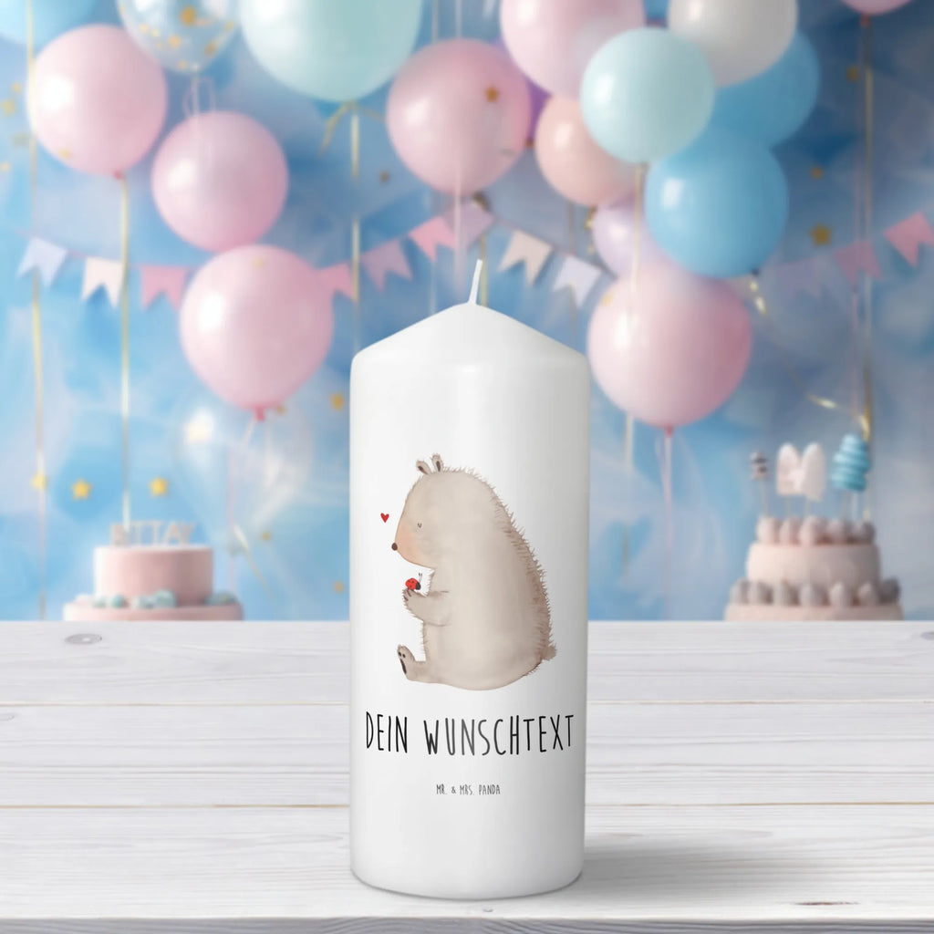 Personalisierte Kerze Bär mit Marienkäfer Stumpenkerze Mit Namensgravur, Kerze Für Geburtstag Mit Wunschname, Gedenkkerze Mit Namen, Kerze Für Hochzeit Mit Namensgravur, Kerze Mit Prägung Und Wunschname, Outdoor-Kerze Mit Namensgravur, Kerze Mit Spruch Und Namen, Bio-Kerze Mit Wunschname, Taufekerze Mit Namensgravur, Gastgeschenk Kerze Mit Namen, Weihnachtskerze Mit Namensgravur, Metall-Kerze Mit Namensgravur, Handgemachte Kerze Mit Wunschname, Tafelkerze Mit Wunschname, Kerze Mit Namen, Tischkerze Mit Namensdruck, Laternenkerze Mit Namensdruck, Fair-Trade-Kerze Mit Namensgravur, Personalisierte Kerze, Teelicht Mit Namensdruck, Bienenwachskerze Mit Wunschname, Stearinkerze Mit Gravur, Schwimmkerze Mit Namen, Handgegossene Kerze Mit Namen, Firmungskerze Mit Wunschname, Stabkerze Mit Gravur, LED-Kerze Mit Wunschname, Gartenkerze Mit Namen, Trauerkerze Mit Namen, Streukerze Mit Namensdruck, Grabkerze Mit Namensgravur, Osterkerze Mit Namen, Votivkerze Mit Wunschname, Sojawachskerze Mit Namensdruck, Andachtskerze Mit Namensgravur, Blockkerze Mit Namensdruck, Adventskerze Mit Wunschname, Glas-Kerze Mit Wunschname, Kerzen-Set Mit Namensgravur, Holz-Kerze Mit Namen, Duftkerze Mit Namen, Kommunionkerze Mit Namen, Bär, Teddy, Teddybär, Motivation, Marienkäfer, Freiheit, Liebe, Das Leben ist schön