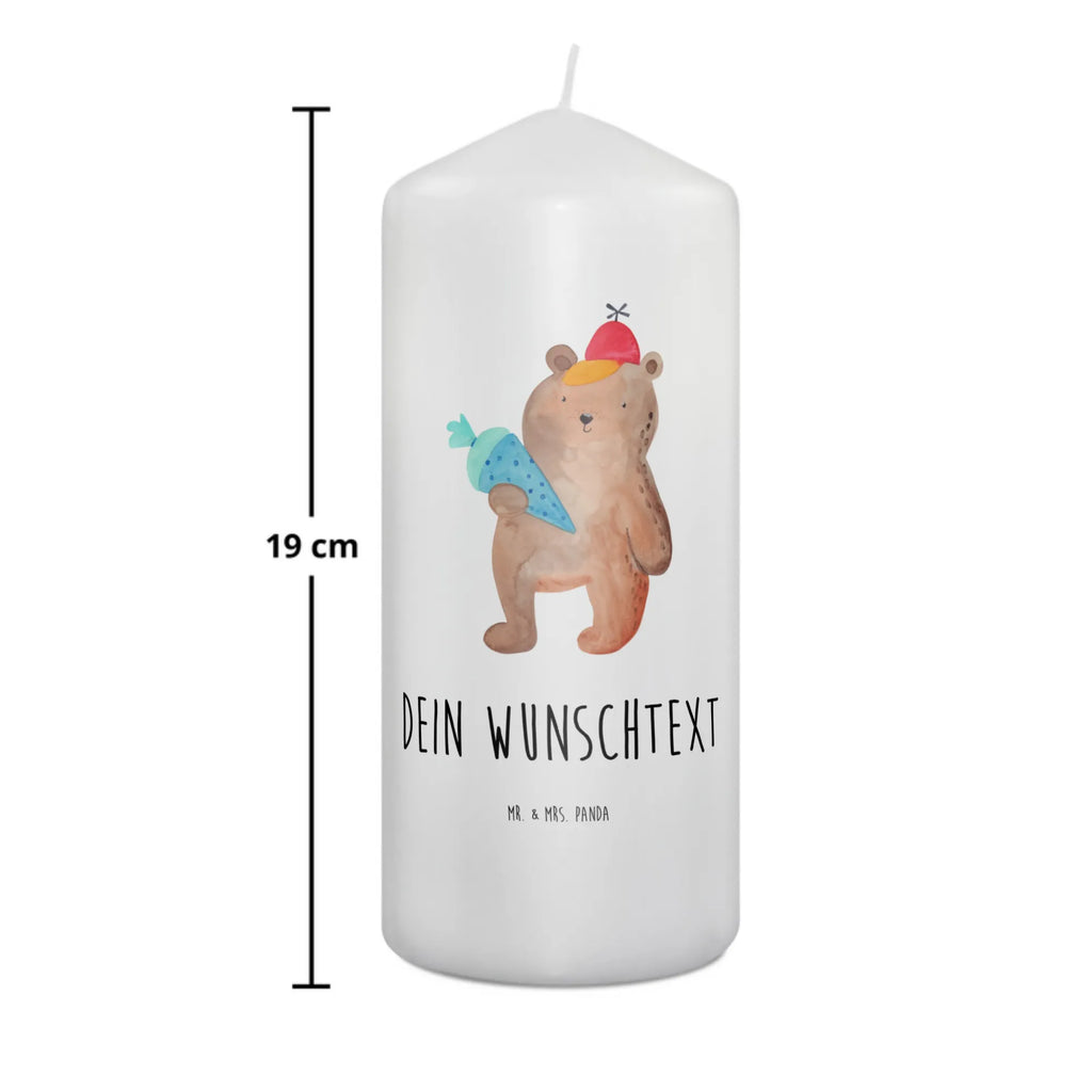 Personalisierte Kerze Bär mit Schultüte Adventskerze Mit Wunschname, Trauerkerze Mit Namen, Tischkerze Mit Namensdruck, Kommunionkerze Mit Namen, Laternenkerze Mit Namensdruck, Gartenkerze Mit Namen, Blockkerze Mit Namensdruck, Kerzen-Set Mit Namensgravur, Handgemachte Kerze Mit Wunschname, Votivkerze Mit Wunschname, Andachtskerze Mit Namensgravur, Kerze Mit Prägung Und Wunschname, Kerze Mit Namen, Weihnachtskerze Mit Namensgravur, Kerze Mit Spruch Und Namen, Outdoor-Kerze Mit Namensgravur, Streukerze Mit Namensdruck, Firmungskerze Mit Wunschname, Duftkerze Mit Namen, Personalisierte Kerze, Gedenkkerze Mit Namen, Teelicht Mit Namensdruck, Kerze Für Hochzeit Mit Namensgravur, Metall-Kerze Mit Namensgravur, Stearinkerze Mit Gravur, Kerze Für Geburtstag Mit Wunschname, Glas-Kerze Mit Wunschname, Sojawachskerze Mit Namensdruck, Taufekerze Mit Namensgravur, Bio-Kerze Mit Wunschname, Stabkerze Mit Gravur, Bienenwachskerze Mit Wunschname, Holz-Kerze Mit Namen, Tafelkerze Mit Wunschname, Osterkerze Mit Namen, Gastgeschenk Kerze Mit Namen, LED-Kerze Mit Wunschname, Handgegossene Kerze Mit Namen, Fair-Trade-Kerze Mit Namensgravur, Grabkerze Mit Namensgravur, Schwimmkerze Mit Namen, Stumpenkerze Mit Namensgravur, Teddy, Bär, Teddybär, Bär Motiv, Grundschule, Schulbeginn, Schultüte, Einschulung Geschenk, Schulanfang, Schule Geschenk, Erster Schultag Geschenk