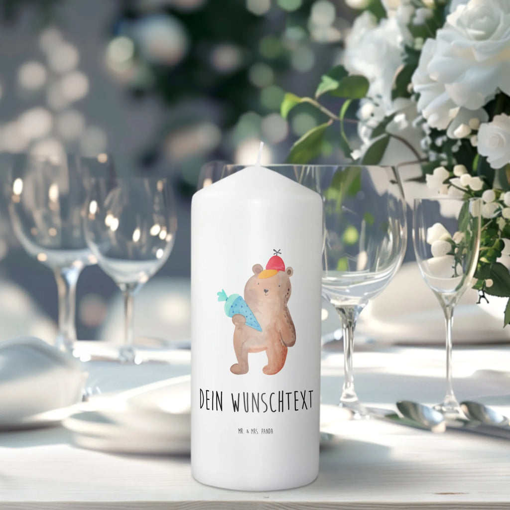 Personalisierte Kerze Bär mit Schultüte Adventskerze Mit Wunschname, Trauerkerze Mit Namen, Tischkerze Mit Namensdruck, Kommunionkerze Mit Namen, Laternenkerze Mit Namensdruck, Gartenkerze Mit Namen, Blockkerze Mit Namensdruck, Kerzen-Set Mit Namensgravur, Handgemachte Kerze Mit Wunschname, Votivkerze Mit Wunschname, Andachtskerze Mit Namensgravur, Kerze Mit Prägung Und Wunschname, Kerze Mit Namen, Weihnachtskerze Mit Namensgravur, Kerze Mit Spruch Und Namen, Outdoor-Kerze Mit Namensgravur, Streukerze Mit Namensdruck, Firmungskerze Mit Wunschname, Duftkerze Mit Namen, Personalisierte Kerze, Gedenkkerze Mit Namen, Teelicht Mit Namensdruck, Kerze Für Hochzeit Mit Namensgravur, Metall-Kerze Mit Namensgravur, Stearinkerze Mit Gravur, Kerze Für Geburtstag Mit Wunschname, Glas-Kerze Mit Wunschname, Sojawachskerze Mit Namensdruck, Taufekerze Mit Namensgravur, Bio-Kerze Mit Wunschname, Stabkerze Mit Gravur, Bienenwachskerze Mit Wunschname, Holz-Kerze Mit Namen, Tafelkerze Mit Wunschname, Osterkerze Mit Namen, Gastgeschenk Kerze Mit Namen, LED-Kerze Mit Wunschname, Handgegossene Kerze Mit Namen, Fair-Trade-Kerze Mit Namensgravur, Grabkerze Mit Namensgravur, Schwimmkerze Mit Namen, Stumpenkerze Mit Namensgravur, Teddy, Bär, Teddybär, Bär Motiv, Grundschule, Schulbeginn, Schultüte, Einschulung Geschenk, Schulanfang, Schule Geschenk, Erster Schultag Geschenk