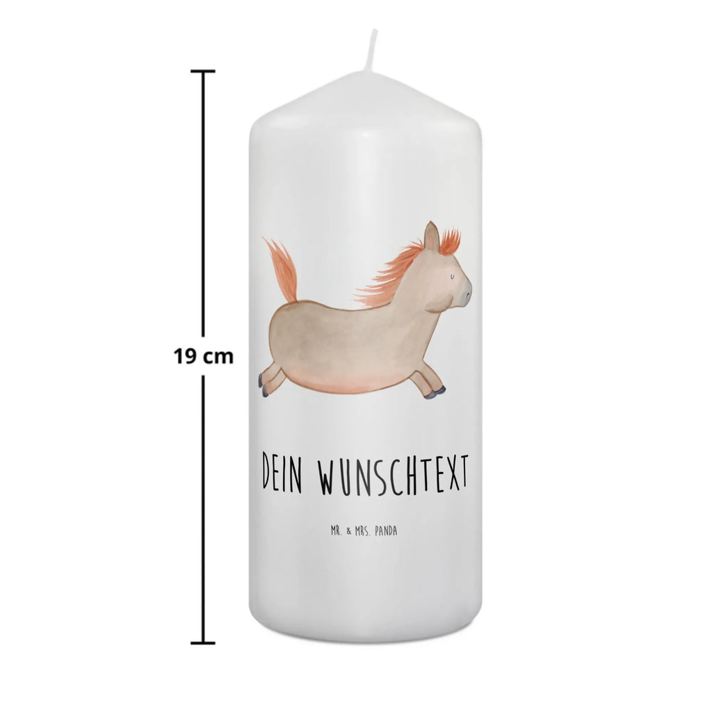 Personalised candle Horse Jump Stearinkerze Mit Gravur, Firmungskerze Mit Wunschname, Taufekerze Mit Namensgravur, Stumpenkerze Mit Namensgravur, Duftkerze Mit Namen, Grabkerze Mit Namensgravur, Blockkerze Mit Namensdruck, Fair-Trade-Kerze Mit Namensgravur, Weihnachtskerze Mit Namensgravur, Kerze Mit Prägung Und Wunschname, Tafelkerze Mit Wunschname, Osterkerze Mit Namen, Tischkerze Mit Namensdruck, Gedenkkerze Mit Namen, Kerze Für Hochzeit Mit Namensgravur, Outdoor-Kerze Mit Namensgravur, Kerzen-Set Mit Namensgravur, Gastgeschenk Kerze Mit Namen, Andachtskerze Mit Namensgravur, Stabkerze Mit Gravur, Kommunionkerze Mit Namen, Adventskerze Mit Wunschname, Handgegossene Kerze Mit Namen, Teelicht Mit Namensdruck, Handgemachte Kerze Mit Wunschname, Bio-Kerze Mit Wunschname, Bienenwachskerze Mit Wunschname, Votivkerze Mit Wunschname, Kerze Mit Namen, Sojawachskerze Mit Namensdruck, Trauerkerze Mit Namen, LED-Kerze Mit Wunschname, Laternenkerze Mit Namensdruck, Kerze Für Geburtstag Mit Wunschname, Gartenkerze Mit Namen, Holz-Kerze Mit Namen, Kerze Mit Spruch Und Namen, Schwimmkerze Mit Namen, Streukerze Mit Namensdruck, Personalisierte Kerze, Glas-Kerze Mit Wunschname, Metall-Kerze Mit Namensgravur, Bauernhof, Hoftiere, Landwirt, Landwirtin, Pferdebesitzer, Pony, Stall, Ausreiten, Reiten, Pferdestall, Pferde, Pferd
