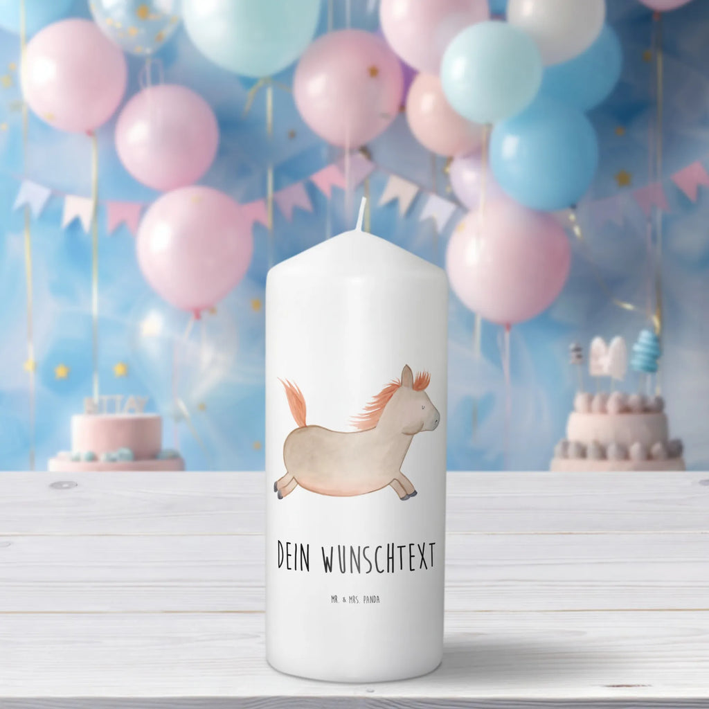 Personalised candle Horse Jump Stearinkerze Mit Gravur, Firmungskerze Mit Wunschname, Taufekerze Mit Namensgravur, Stumpenkerze Mit Namensgravur, Duftkerze Mit Namen, Grabkerze Mit Namensgravur, Blockkerze Mit Namensdruck, Fair-Trade-Kerze Mit Namensgravur, Weihnachtskerze Mit Namensgravur, Kerze Mit Prägung Und Wunschname, Tafelkerze Mit Wunschname, Osterkerze Mit Namen, Tischkerze Mit Namensdruck, Gedenkkerze Mit Namen, Kerze Für Hochzeit Mit Namensgravur, Outdoor-Kerze Mit Namensgravur, Kerzen-Set Mit Namensgravur, Gastgeschenk Kerze Mit Namen, Andachtskerze Mit Namensgravur, Stabkerze Mit Gravur, Kommunionkerze Mit Namen, Adventskerze Mit Wunschname, Handgegossene Kerze Mit Namen, Teelicht Mit Namensdruck, Handgemachte Kerze Mit Wunschname, Bio-Kerze Mit Wunschname, Bienenwachskerze Mit Wunschname, Votivkerze Mit Wunschname, Kerze Mit Namen, Sojawachskerze Mit Namensdruck, Trauerkerze Mit Namen, LED-Kerze Mit Wunschname, Laternenkerze Mit Namensdruck, Kerze Für Geburtstag Mit Wunschname, Gartenkerze Mit Namen, Holz-Kerze Mit Namen, Kerze Mit Spruch Und Namen, Schwimmkerze Mit Namen, Streukerze Mit Namensdruck, Personalisierte Kerze, Glas-Kerze Mit Wunschname, Metall-Kerze Mit Namensgravur, Bauernhof, Hoftiere, Landwirt, Landwirtin, Pferdebesitzer, Pony, Stall, Ausreiten, Reiten, Pferdestall, Pferde, Pferd