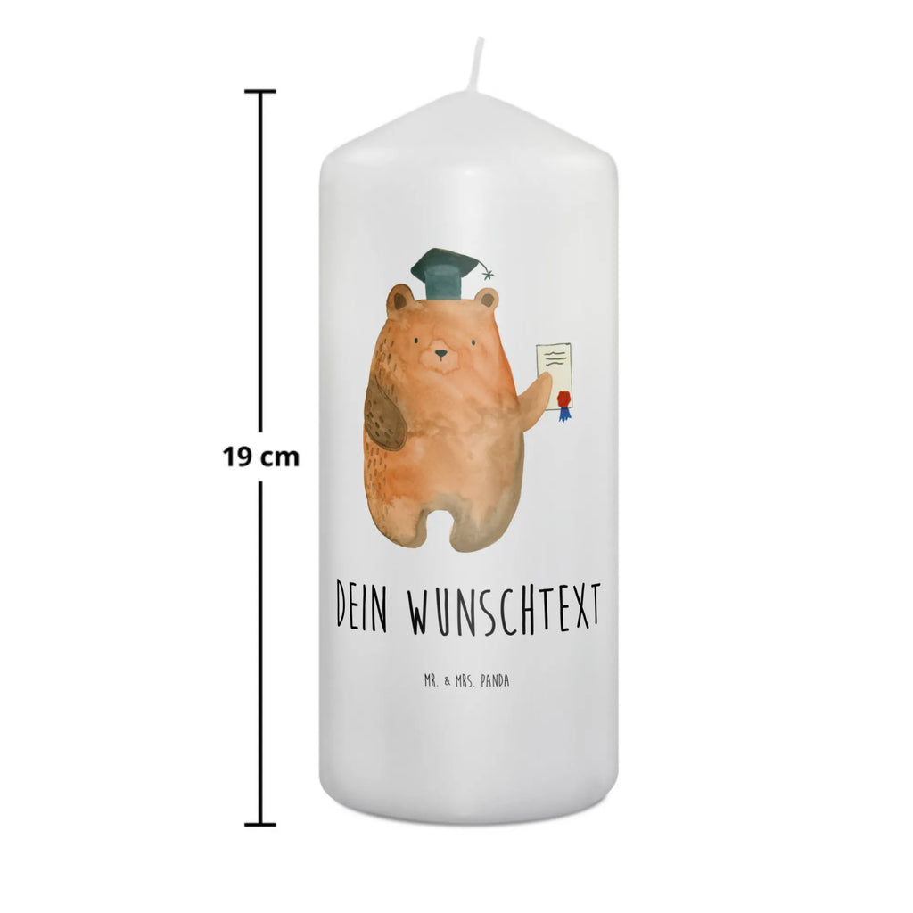 Personalisierte Kerze Prüfungsbär Votivkerze Mit Wunschname, Duftkerze Mit Namen, Adventskerze Mit Wunschname, Kerze Für Geburtstag Mit Wunschname, Kerze Mit Prägung Und Wunschname, Osterkerze Mit Namen, Taufekerze Mit Namensgravur, Tafelkerze Mit Wunschname, Outdoor-Kerze Mit Namensgravur, Blockkerze Mit Namensdruck, Glas-Kerze Mit Wunschname, Gedenkkerze Mit Namen, Kerze Mit Spruch Und Namen, Firmungskerze Mit Wunschname, Tischkerze Mit Namensdruck, Bio-Kerze Mit Wunschname, Stabkerze Mit Gravur, Handgemachte Kerze Mit Wunschname, Trauerkerze Mit Namen, Personalisierte Kerze, Sojawachskerze Mit Namensdruck, Handgegossene Kerze Mit Namen, Stumpenkerze Mit Namensgravur, Streukerze Mit Namensdruck, Kerze Für Hochzeit Mit Namensgravur, Laternenkerze Mit Namensdruck, Fair-Trade-Kerze Mit Namensgravur, Gartenkerze Mit Namen, Gastgeschenk Kerze Mit Namen, Holz-Kerze Mit Namen, Bienenwachskerze Mit Wunschname, Kerzen-Set Mit Namensgravur, Schwimmkerze Mit Namen, Metall-Kerze Mit Namensgravur, Weihnachtskerze Mit Namensgravur, Andachtskerze Mit Namensgravur, Grabkerze Mit Namensgravur, Teelicht Mit Namensdruck, LED-Kerze Mit Wunschname, Kerze Mit Namen, Stearinkerze Mit Gravur, Kommunionkerze Mit Namen, Teddy, Bär, Teddybär, Abschluss, Abitur, Prüfung Bestanden, Abschlusszeugnis, Prüfungen, Zeugnis