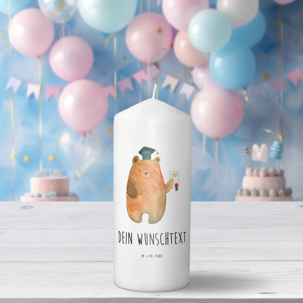 Personalisierte Kerze Prüfungsbär Votivkerze Mit Wunschname, Duftkerze Mit Namen, Adventskerze Mit Wunschname, Kerze Für Geburtstag Mit Wunschname, Kerze Mit Prägung Und Wunschname, Osterkerze Mit Namen, Taufekerze Mit Namensgravur, Tafelkerze Mit Wunschname, Outdoor-Kerze Mit Namensgravur, Blockkerze Mit Namensdruck, Glas-Kerze Mit Wunschname, Gedenkkerze Mit Namen, Kerze Mit Spruch Und Namen, Firmungskerze Mit Wunschname, Tischkerze Mit Namensdruck, Bio-Kerze Mit Wunschname, Stabkerze Mit Gravur, Handgemachte Kerze Mit Wunschname, Trauerkerze Mit Namen, Personalisierte Kerze, Sojawachskerze Mit Namensdruck, Handgegossene Kerze Mit Namen, Stumpenkerze Mit Namensgravur, Streukerze Mit Namensdruck, Kerze Für Hochzeit Mit Namensgravur, Laternenkerze Mit Namensdruck, Fair-Trade-Kerze Mit Namensgravur, Gartenkerze Mit Namen, Gastgeschenk Kerze Mit Namen, Holz-Kerze Mit Namen, Bienenwachskerze Mit Wunschname, Kerzen-Set Mit Namensgravur, Schwimmkerze Mit Namen, Metall-Kerze Mit Namensgravur, Weihnachtskerze Mit Namensgravur, Andachtskerze Mit Namensgravur, Grabkerze Mit Namensgravur, Teelicht Mit Namensdruck, LED-Kerze Mit Wunschname, Kerze Mit Namen, Stearinkerze Mit Gravur, Kommunionkerze Mit Namen, Teddy, Bär, Teddybär, Abschluss, Abitur, Prüfung Bestanden, Abschlusszeugnis, Prüfungen, Zeugnis