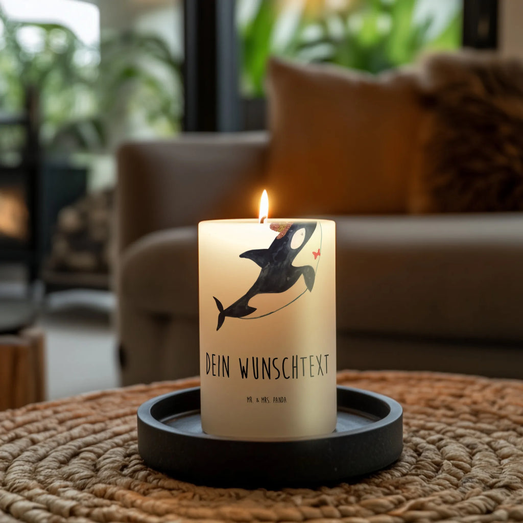 Personalisierte Kerze Orca Zylinder Streukerze Mit Namensdruck, Kerzen-Set Mit Namensgravur, Handgegossene Kerze Mit Namen, Adventskerze Mit Wunschname, Kerze Mit Namen, Holz-Kerze Mit Namen, Gartenkerze Mit Namen, Osterkerze Mit Namen, Trauerkerze Mit Namen, Votivkerze Mit Wunschname, Gastgeschenk Kerze Mit Namen, Taufekerze Mit Namensgravur, Kerze Für Hochzeit Mit Namensgravur, Schwimmkerze Mit Namen, Andachtskerze Mit Namensgravur, Glas-Kerze Mit Wunschname, Kerze Für Geburtstag Mit Wunschname, Fair-Trade-Kerze Mit Namensgravur, Stumpenkerze Mit Namensgravur, LED-Kerze Mit Wunschname, Outdoor-Kerze Mit Namensgravur, Bienenwachskerze Mit Wunschname, Kommunionkerze Mit Namen, Stabkerze Mit Gravur, Stearinkerze Mit Gravur, Kerze Mit Spruch Und Namen, Teelicht Mit Namensdruck, Sojawachskerze Mit Namensdruck, Kerze Mit Prägung Und Wunschname, Firmungskerze Mit Wunschname, Gedenkkerze Mit Namen, Tischkerze Mit Namensdruck, Grabkerze Mit Namensgravur, Personalisierte Kerze, Blockkerze Mit Namensdruck, Duftkerze Mit Namen, Handgemachte Kerze Mit Wunschname, Tafelkerze Mit Wunschname, Metall-Kerze Mit Namensgravur, Bio-Kerze Mit Wunschname, Weihnachtskerze Mit Namensgravur, Laternenkerze Mit Namensdruck, Meerestiere, Meer, Urlaub, Fest, Konfetti, Orca, Feier, Glitter, Glückwunsch, Geburtstag, Fete, Glitzer, Narwal