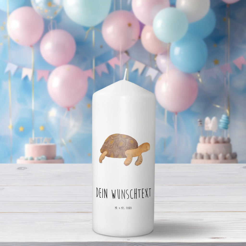 Personalisierte Kerze Schildkröte Marschieren Gartenkerze Mit Namen, Tafelkerze Mit Wunschname, Kerze Für Hochzeit Mit Namensgravur, Duftkerze Mit Namen, Kerze Mit Spruch Und Namen, Streukerze Mit Namensdruck, Tischkerze Mit Namensdruck, Teelicht Mit Namensdruck, Handgegossene Kerze Mit Namen, Stumpenkerze Mit Namensgravur, Sojawachskerze Mit Namensdruck, Blockkerze Mit Namensdruck, Bienenwachskerze Mit Wunschname, Fair-Trade-Kerze Mit Namensgravur, Firmungskerze Mit Wunschname, Taufekerze Mit Namensgravur, Metall-Kerze Mit Namensgravur, Personalisierte Kerze, Schwimmkerze Mit Namen, Outdoor-Kerze Mit Namensgravur, Votivkerze Mit Wunschname, Bio-Kerze Mit Wunschname, Kerze Für Geburtstag Mit Wunschname, Handgemachte Kerze Mit Wunschname, Weihnachtskerze Mit Namensgravur, Kerze Mit Namen, Kerzen-Set Mit Namensgravur, Osterkerze Mit Namen, Gedenkkerze Mit Namen, Holz-Kerze Mit Namen, Andachtskerze Mit Namensgravur, Adventskerze Mit Wunschname, Grabkerze Mit Namensgravur, Stearinkerze Mit Gravur, Glas-Kerze Mit Wunschname, Kerze Mit Prägung Und Wunschname, Stabkerze Mit Gravur, Laternenkerze Mit Namensdruck, LED-Kerze Mit Wunschname, Trauerkerze Mit Namen, Kommunionkerze Mit Namen, Gastgeschenk Kerze Mit Namen, Meerestiere, Meer, Urlaub, Schildkröte, Abenteuer, Reiselust, Neustart, Inspiration, get lost, Schildkröten, Lieblingsmensch, Motivation