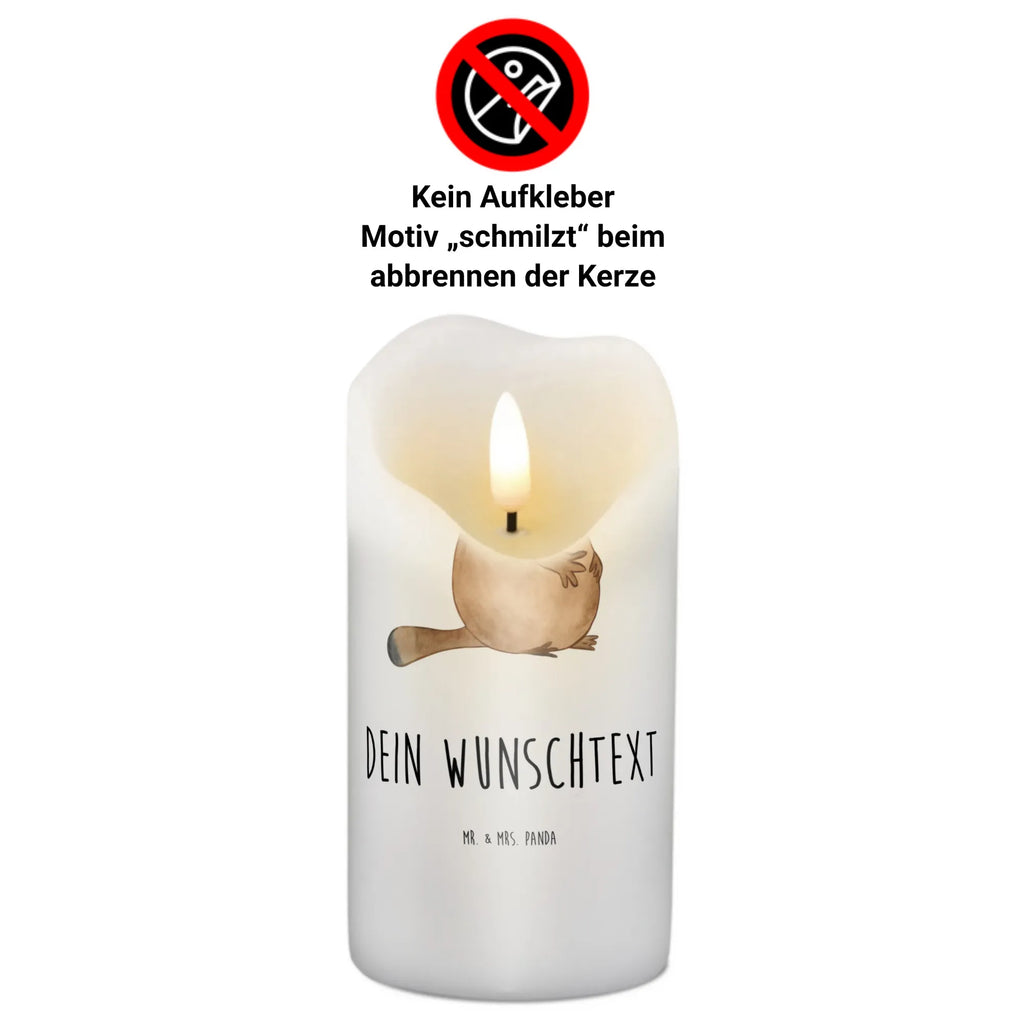 Personalisierte Kerze Schnabeltier mutig Schwimmkerze Mit Namen, Laternenkerze Mit Namensdruck, Andachtskerze Mit Namensgravur, Grabkerze Mit Namensgravur, Adventskerze Mit Wunschname, Gedenkkerze Mit Namen, Duftkerze Mit Namen, Weihnachtskerze Mit Namensgravur, Teelicht Mit Namensdruck, Kerze Mit Namen, Gartenkerze Mit Namen, Trauerkerze Mit Namen, Tischkerze Mit Namensdruck, Firmungskerze Mit Wunschname, Kerze Für Hochzeit Mit Namensgravur, Taufekerze Mit Namensgravur, Bio-Kerze Mit Wunschname, Tafelkerze Mit Wunschname, Kommunionkerze Mit Namen, Kerzen-Set Mit Namensgravur, Osterkerze Mit Namen, Blockkerze Mit Namensdruck, Stearinkerze Mit Gravur, Kerze Mit Spruch Und Namen, Handgegossene Kerze Mit Namen, Kerze Mit Prägung Und Wunschname, Glas-Kerze Mit Wunschname, Handgemachte Kerze Mit Wunschname, Sojawachskerze Mit Namensdruck, Streukerze Mit Namensdruck, Metall-Kerze Mit Namensgravur, Kerze Für Geburtstag Mit Wunschname, Fair-Trade-Kerze Mit Namensgravur, Stumpenkerze Mit Namensgravur, Votivkerze Mit Wunschname, Personalisierte Kerze, Outdoor-Kerze Mit Namensgravur, Gastgeschenk Kerze Mit Namen, Bienenwachskerze Mit Wunschname, LED-Kerze Mit Wunschname, Stabkerze Mit Gravur, Holz-Kerze Mit Namen, Meer, Urlaub, Meerestiere, Training, Neuanfang, Schnabeltier, mutig, Motivation, Neustart, Lebensweisheit, Raodtrip, Weltreise, Schnabeltiere, Büro, Arbeit, Mut