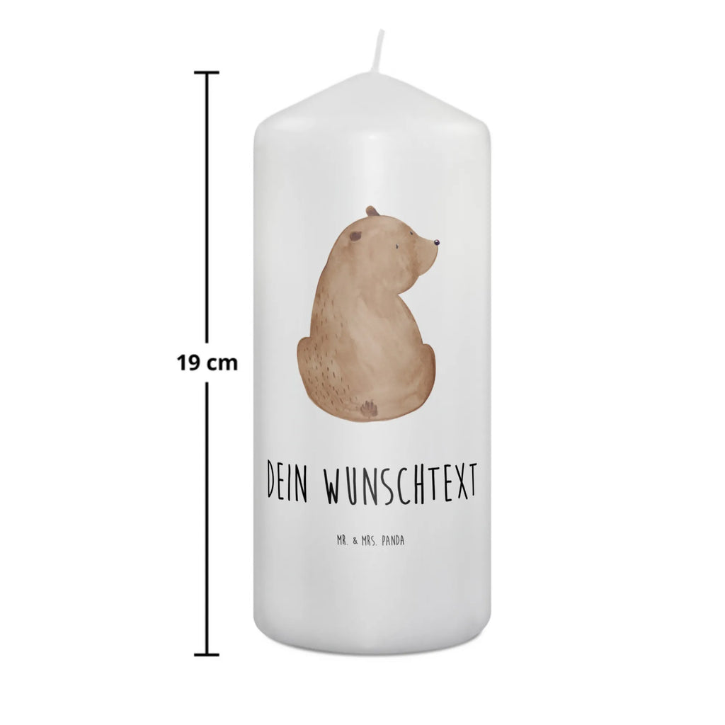Personalizowana świeca niedźwiedź spojrzenie przez ramię Stumpenkerze Mit Namensgravur, Trauerkerze Mit Namen, Handgegossene Kerze Mit Namen, Firmungskerze Mit Wunschname, Kerze Mit Spruch Und Namen, Votivkerze Mit Wunschname, Andachtskerze Mit Namensgravur, Kommunionkerze Mit Namen, Taufekerze Mit Namensgravur, Kerze Für Geburtstag Mit Wunschname, Kerze Für Hochzeit Mit Namensgravur, Stearinkerze Mit Gravur, Handgemachte Kerze Mit Wunschname, Stabkerze Mit Gravur, Outdoor-Kerze Mit Namensgravur, Laternenkerze Mit Namensdruck, Osterkerze Mit Namen, Metall-Kerze Mit Namensgravur, Blockkerze Mit Namensdruck, Kerzen-Set Mit Namensgravur, Schwimmkerze Mit Namen, Kerze Mit Namen, Streukerze Mit Namensdruck, Bio-Kerze Mit Wunschname, Weihnachtskerze Mit Namensgravur, Personalisierte Kerze, Fair-Trade-Kerze Mit Namensgravur, Sojawachskerze Mit Namensdruck, Duftkerze Mit Namen, Adventskerze Mit Wunschname, Kerze Mit Prägung Und Wunschname, Tischkerze Mit Namensdruck, Glas-Kerze Mit Wunschname, Holz-Kerze Mit Namen, Gastgeschenk Kerze Mit Namen, Gartenkerze Mit Namen, Teelicht Mit Namensdruck, Grabkerze Mit Namensgravur, Tafelkerze Mit Wunschname, Gedenkkerze Mit Namen, Bienenwachskerze Mit Wunschname, LED-Kerze Mit Wunschname, Teddy, Bär, Teddybär, Weltansicht, Selbstachtung, Weisheit, Bären, Motivation, Bärenliebe