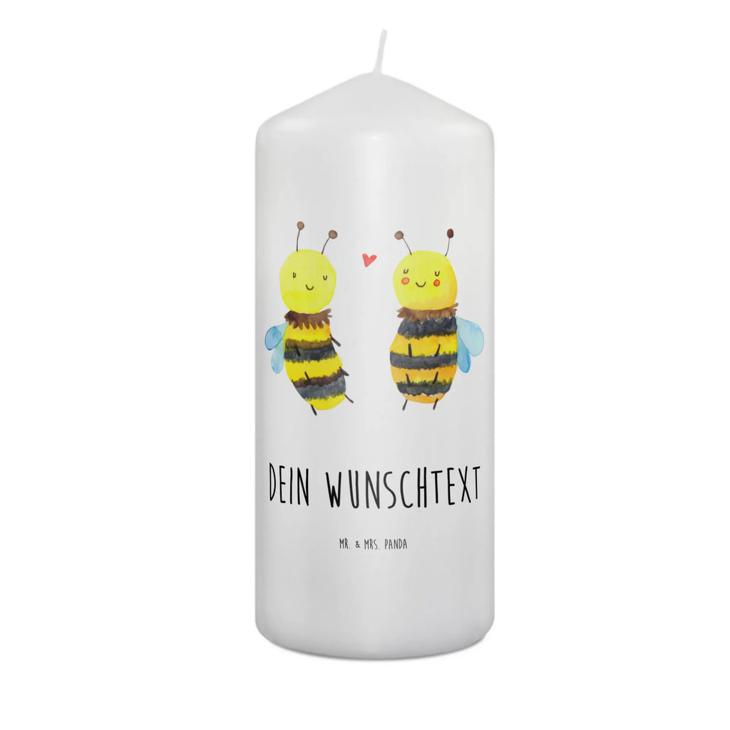 Personalisierte Kerze Biene Verliebt Tafelkerze Mit Wunschname, Sojawachskerze Mit Namensdruck, Fair-Trade-Kerze Mit Namensgravur, Schwimmkerze Mit Namen, Outdoor-Kerze Mit Namensgravur, Kerze Für Hochzeit Mit Namensgravur, Holz-Kerze Mit Namen, Streukerze Mit Namensdruck, Metall-Kerze Mit Namensgravur, Votivkerze Mit Wunschname, Tischkerze Mit Namensdruck, Glas-Kerze Mit Wunschname, Gedenkkerze Mit Namen, Kerze Mit Spruch Und Namen, Kerzen-Set Mit Namensgravur, Gartenkerze Mit Namen, Blockkerze Mit Namensdruck, Kerze Mit Namen, Personalisierte Kerze, Handgegossene Kerze Mit Namen, Kommunionkerze Mit Namen, Bio-Kerze Mit Wunschname, Handgemachte Kerze Mit Wunschname, Weihnachtskerze Mit Namensgravur, Laternenkerze Mit Namensdruck, Grabkerze Mit Namensgravur, Gastgeschenk Kerze Mit Namen, Firmungskerze Mit Wunschname, Osterkerze Mit Namen, Andachtskerze Mit Namensgravur, Stearinkerze Mit Gravur, Stabkerze Mit Gravur, LED-Kerze Mit Wunschname, Kerze Mit Prägung Und Wunschname, Teelicht Mit Namensdruck, Stumpenkerze Mit Namensgravur, Adventskerze Mit Wunschname, Trauerkerze Mit Namen, Bienenwachskerze Mit Wunschname, Kerze Für Geburtstag Mit Wunschname, Duftkerze Mit Namen, Taufekerze Mit Namensgravur, Biene, Wespe, Hummel
