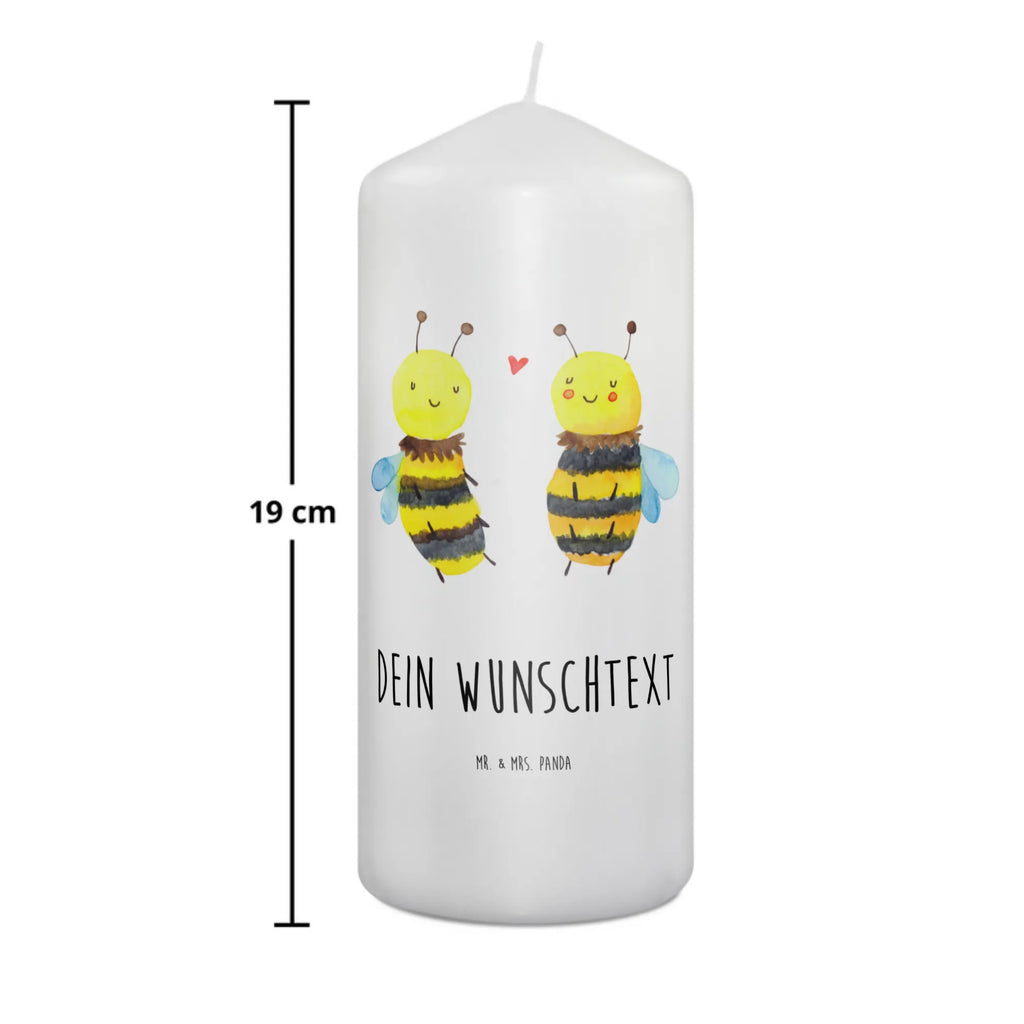 Personalisierte Kerze Biene Verliebt Tafelkerze Mit Wunschname, Sojawachskerze Mit Namensdruck, Fair-Trade-Kerze Mit Namensgravur, Schwimmkerze Mit Namen, Outdoor-Kerze Mit Namensgravur, Kerze Für Hochzeit Mit Namensgravur, Holz-Kerze Mit Namen, Streukerze Mit Namensdruck, Metall-Kerze Mit Namensgravur, Votivkerze Mit Wunschname, Tischkerze Mit Namensdruck, Glas-Kerze Mit Wunschname, Gedenkkerze Mit Namen, Kerze Mit Spruch Und Namen, Kerzen-Set Mit Namensgravur, Gartenkerze Mit Namen, Blockkerze Mit Namensdruck, Kerze Mit Namen, Personalisierte Kerze, Handgegossene Kerze Mit Namen, Kommunionkerze Mit Namen, Bio-Kerze Mit Wunschname, Handgemachte Kerze Mit Wunschname, Weihnachtskerze Mit Namensgravur, Laternenkerze Mit Namensdruck, Grabkerze Mit Namensgravur, Gastgeschenk Kerze Mit Namen, Firmungskerze Mit Wunschname, Osterkerze Mit Namen, Andachtskerze Mit Namensgravur, Stearinkerze Mit Gravur, Stabkerze Mit Gravur, LED-Kerze Mit Wunschname, Kerze Mit Prägung Und Wunschname, Teelicht Mit Namensdruck, Stumpenkerze Mit Namensgravur, Adventskerze Mit Wunschname, Trauerkerze Mit Namen, Bienenwachskerze Mit Wunschname, Kerze Für Geburtstag Mit Wunschname, Duftkerze Mit Namen, Taufekerze Mit Namensgravur, Biene, Wespe, Hummel
