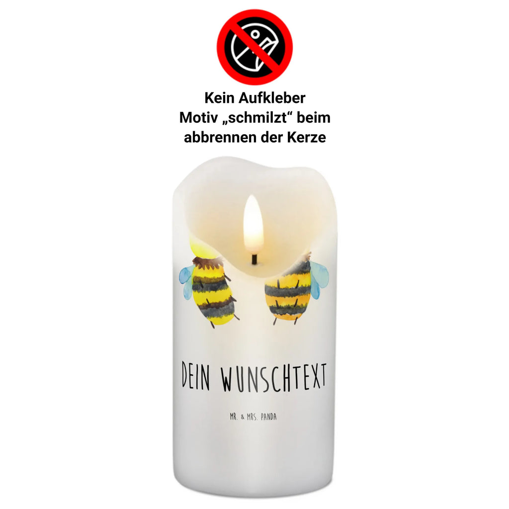 Personalisierte Kerze Biene Verliebt Tafelkerze Mit Wunschname, Sojawachskerze Mit Namensdruck, Fair-Trade-Kerze Mit Namensgravur, Schwimmkerze Mit Namen, Outdoor-Kerze Mit Namensgravur, Kerze Für Hochzeit Mit Namensgravur, Holz-Kerze Mit Namen, Streukerze Mit Namensdruck, Metall-Kerze Mit Namensgravur, Votivkerze Mit Wunschname, Tischkerze Mit Namensdruck, Glas-Kerze Mit Wunschname, Gedenkkerze Mit Namen, Kerze Mit Spruch Und Namen, Kerzen-Set Mit Namensgravur, Gartenkerze Mit Namen, Blockkerze Mit Namensdruck, Kerze Mit Namen, Personalisierte Kerze, Handgegossene Kerze Mit Namen, Kommunionkerze Mit Namen, Bio-Kerze Mit Wunschname, Handgemachte Kerze Mit Wunschname, Weihnachtskerze Mit Namensgravur, Laternenkerze Mit Namensdruck, Grabkerze Mit Namensgravur, Gastgeschenk Kerze Mit Namen, Firmungskerze Mit Wunschname, Osterkerze Mit Namen, Andachtskerze Mit Namensgravur, Stearinkerze Mit Gravur, Stabkerze Mit Gravur, LED-Kerze Mit Wunschname, Kerze Mit Prägung Und Wunschname, Teelicht Mit Namensdruck, Stumpenkerze Mit Namensgravur, Adventskerze Mit Wunschname, Trauerkerze Mit Namen, Bienenwachskerze Mit Wunschname, Kerze Für Geburtstag Mit Wunschname, Duftkerze Mit Namen, Taufekerze Mit Namensgravur, Biene, Wespe, Hummel