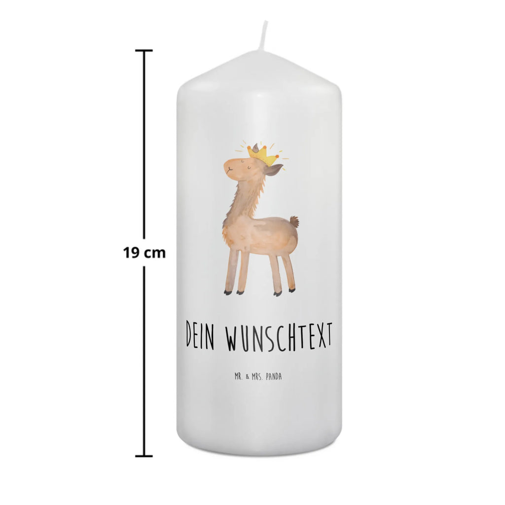 Personalisierte Kerze Lama König Bio-Kerze Mit Wunschname, Handgemachte Kerze Mit Wunschname, Schwimmkerze Mit Namen, Firmungskerze Mit Wunschname, Andachtskerze Mit Namensgravur, Duftkerze Mit Namen, Bienenwachskerze Mit Wunschname, Kerze Mit Namen, Streukerze Mit Namensdruck, Kerze Für Geburtstag Mit Wunschname, Osterkerze Mit Namen, Laternenkerze Mit Namensdruck, Kerze Mit Spruch Und Namen, Teelicht Mit Namensdruck, Holz-Kerze Mit Namen, Tischkerze Mit Namensdruck, Stabkerze Mit Gravur, Gastgeschenk Kerze Mit Namen, Personalisierte Kerze, Kerzen-Set Mit Namensgravur, Fair-Trade-Kerze Mit Namensgravur, Trauerkerze Mit Namen, Adventskerze Mit Wunschname, Votivkerze Mit Wunschname, Handgegossene Kerze Mit Namen, Weihnachtskerze Mit Namensgravur, Gedenkkerze Mit Namen, Taufekerze Mit Namensgravur, Stearinkerze Mit Gravur, Grabkerze Mit Namensgravur, Kommunionkerze Mit Namen, Sojawachskerze Mit Namensdruck, Metall-Kerze Mit Namensgravur, Stumpenkerze Mit Namensgravur, Tafelkerze Mit Wunschname, Blockkerze Mit Namensdruck, LED-Kerze Mit Wunschname, Kerze Für Hochzeit Mit Namensgravur, Outdoor-Kerze Mit Namensgravur, Kerze Mit Prägung Und Wunschname, Glas-Kerze Mit Wunschname, Gartenkerze Mit Namen, Lama, Alpaka, Mama, Abitur, Freundin, Abi, Lamas, König, Vorgesetzter, Kollegin, Papa, Büro Kollege, Chef, Königin