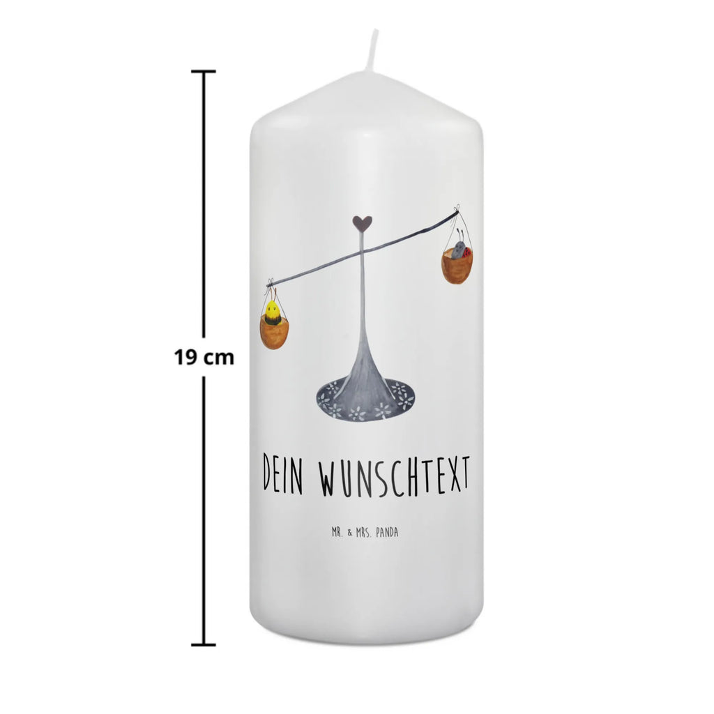 Personalisierte Kerze Sternzeichen Waage Taufekerze Mit Namensgravur, Outdoor-Kerze Mit Namensgravur, Osterkerze Mit Namen, Kerze Mit Spruch Und Namen, Tafelkerze Mit Wunschname, Kerze Mit Prägung Und Wunschname, Trauerkerze Mit Namen, Gartenkerze Mit Namen, Grabkerze Mit Namensgravur, Duftkerze Mit Namen, Personalisierte Kerze, Fair-Trade-Kerze Mit Namensgravur, Gedenkkerze Mit Namen, Streukerze Mit Namensdruck, Stearinkerze Mit Gravur, Kommunionkerze Mit Namen, Kerze Für Hochzeit Mit Namensgravur, Blockkerze Mit Namensdruck, Stumpenkerze Mit Namensgravur, Sojawachskerze Mit Namensdruck, Holz-Kerze Mit Namen, Bienenwachskerze Mit Wunschname, Weihnachtskerze Mit Namensgravur, Kerze Mit Namen, Glas-Kerze Mit Wunschname, Kerzen-Set Mit Namensgravur, Stabkerze Mit Gravur, Kerze Für Geburtstag Mit Wunschname, Andachtskerze Mit Namensgravur, Teelicht Mit Namensdruck, Adventskerze Mit Wunschname, Firmungskerze Mit Wunschname, Gastgeschenk Kerze Mit Namen, Handgemachte Kerze Mit Wunschname, Bio-Kerze Mit Wunschname, Tischkerze Mit Namensdruck, Votivkerze Mit Wunschname, LED-Kerze Mit Wunschname, Metall-Kerze Mit Namensgravur, Laternenkerze Mit Namensdruck, Schwimmkerze Mit Namen, Handgegossene Kerze Mit Namen, Sternzeichen, Tierkreiszeichen, Horoskop, Astrologie, Aszendent, Waage, Biene, Hummel, Geschenk September, Marienkäfer, Waage Geschenk, Waage Sternzeichen, Geschenk Oktober, Geburtstag Oktober, Gleichgewicht, Geburtstag September