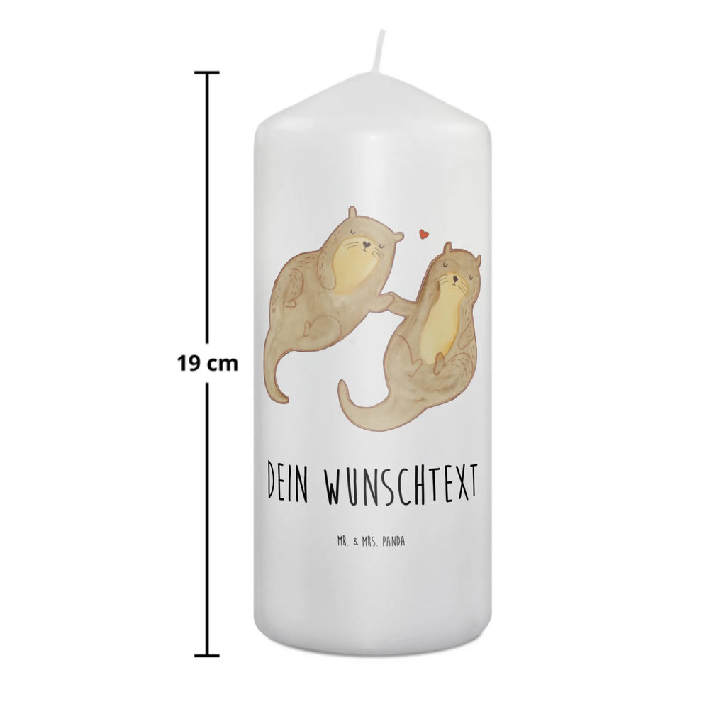 Personalisierte Kerze Otter händchenhaltend Grabkerze Mit Namensgravur, Stumpenkerze Mit Namensgravur, Firmungskerze Mit Wunschname, Holz-Kerze Mit Namen, Kerze Für Hochzeit Mit Namensgravur, Handgemachte Kerze Mit Wunschname, Bio-Kerze Mit Wunschname, Glas-Kerze Mit Wunschname, Tafelkerze Mit Wunschname, Outdoor-Kerze Mit Namensgravur, Duftkerze Mit Namen, Kerze Für Geburtstag Mit Wunschname, Laternenkerze Mit Namensdruck, Teelicht Mit Namensdruck, Kerzen-Set Mit Namensgravur, Gartenkerze Mit Namen, Osterkerze Mit Namen, Fair-Trade-Kerze Mit Namensgravur, Gedenkkerze Mit Namen, Adventskerze Mit Wunschname, Streukerze Mit Namensdruck, Trauerkerze Mit Namen, Handgegossene Kerze Mit Namen, Kerze Mit Namen, Personalisierte Kerze, Tischkerze Mit Namensdruck, Andachtskerze Mit Namensgravur, Taufekerze Mit Namensgravur, Schwimmkerze Mit Namen, Weihnachtskerze Mit Namensgravur, Kommunionkerze Mit Namen, Kerze Mit Prägung Und Wunschname, Metall-Kerze Mit Namensgravur, Sojawachskerze Mit Namensdruck, LED-Kerze Mit Wunschname, Stabkerze Mit Gravur, Blockkerze Mit Namensdruck, Gastgeschenk Kerze Mit Namen, Kerze Mit Spruch Und Namen, Stearinkerze Mit Gravur, Votivkerze Mit Wunschname, Bienenwachskerze Mit Wunschname, Otter, Fischotter, Seeotter, Otter Seeotter See Otter