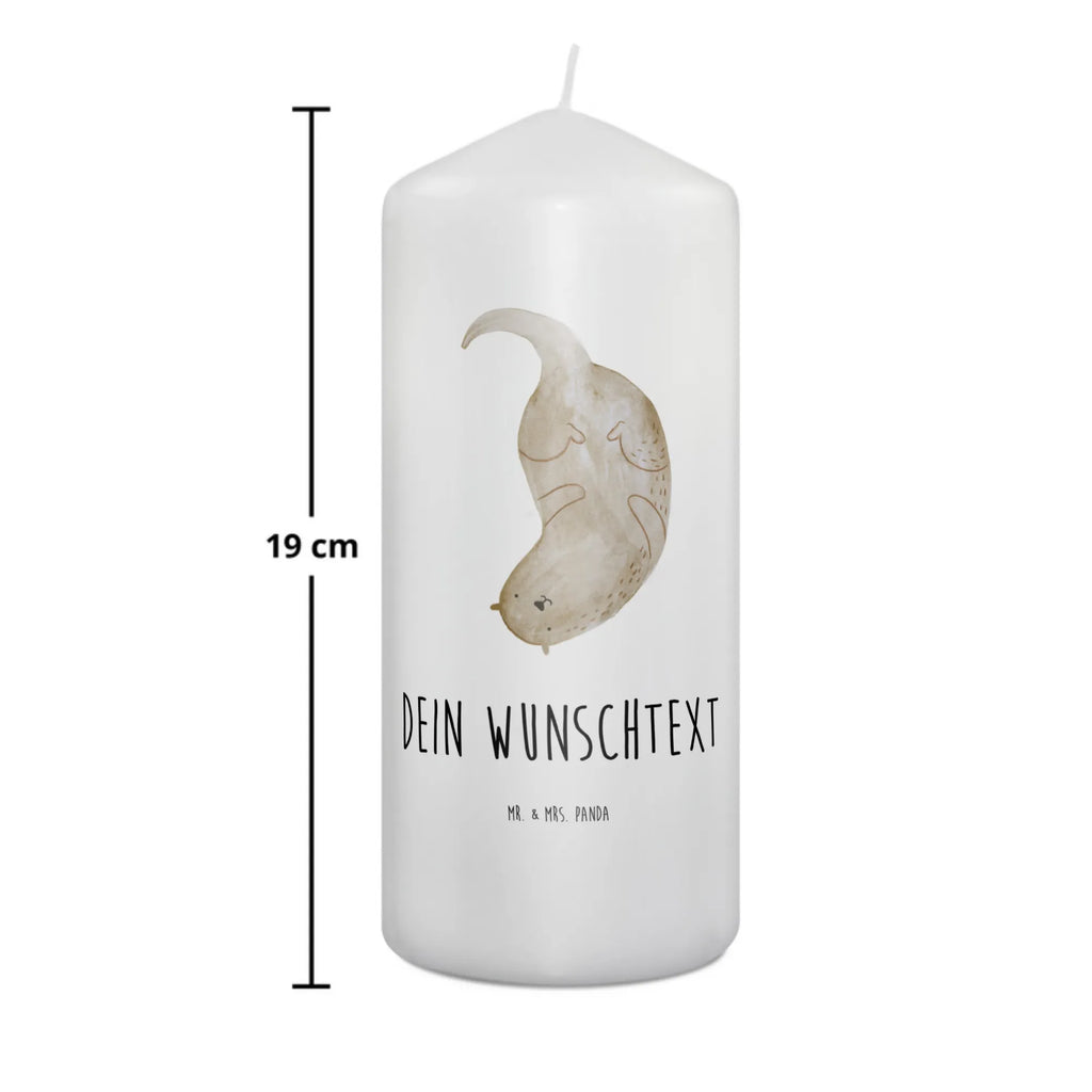 Personalisierte Kerze Otter kopfüber Andachtskerze Mit Namensgravur, LED-Kerze Mit Wunschname, Bienenwachskerze Mit Wunschname, Personalisierte Kerze, Votivkerze Mit Wunschname, Gedenkkerze Mit Namen, Stabkerze Mit Gravur, Stumpenkerze Mit Namensgravur, Bio-Kerze Mit Wunschname, Tischkerze Mit Namensdruck, Blockkerze Mit Namensdruck, Kerze Mit Namen, Outdoor-Kerze Mit Namensgravur, Firmungskerze Mit Wunschname, Holz-Kerze Mit Namen, Glas-Kerze Mit Wunschname, Gartenkerze Mit Namen, Kerze Für Hochzeit Mit Namensgravur, Adventskerze Mit Wunschname, Kerze Mit Spruch Und Namen, Fair-Trade-Kerze Mit Namensgravur, Stearinkerze Mit Gravur, Kommunionkerze Mit Namen, Handgemachte Kerze Mit Wunschname, Trauerkerze Mit Namen, Osterkerze Mit Namen, Schwimmkerze Mit Namen, Laternenkerze Mit Namensdruck, Taufekerze Mit Namensgravur, Weihnachtskerze Mit Namensgravur, Grabkerze Mit Namensgravur, Streukerze Mit Namensdruck, Teelicht Mit Namensdruck, Metall-Kerze Mit Namensgravur, Kerze Mit Prägung Und Wunschname, Kerzen-Set Mit Namensgravur, Kerze Für Geburtstag Mit Wunschname, Gastgeschenk Kerze Mit Namen, Sojawachskerze Mit Namensdruck, Tafelkerze Mit Wunschname, Duftkerze Mit Namen, Handgegossene Kerze Mit Namen, Otter, Fischotter, Seeotter, Otter Seeotter See Otter