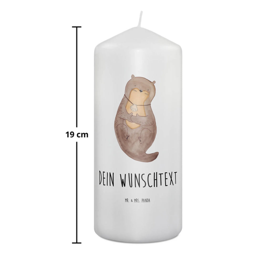 Personalisierte Kerze Otter mit Muschelmedaillon Fair-Trade-Kerze Mit Namensgravur, Bienenwachskerze Mit Wunschname, Tischkerze Mit Namensdruck, Schwimmkerze Mit Namen, Blockkerze Mit Namensdruck, Gastgeschenk Kerze Mit Namen, Laternenkerze Mit Namensdruck, Kerze Mit Namen, Kerze Für Geburtstag Mit Wunschname, Kerze Für Hochzeit Mit Namensgravur, Osterkerze Mit Namen, Votivkerze Mit Wunschname, Adventskerze Mit Wunschname, Stabkerze Mit Gravur, Andachtskerze Mit Namensgravur, Duftkerze Mit Namen, Grabkerze Mit Namensgravur, Kerze Mit Spruch Und Namen, Kerzen-Set Mit Namensgravur, Sojawachskerze Mit Namensdruck, LED-Kerze Mit Wunschname, Stumpenkerze Mit Namensgravur, Gedenkkerze Mit Namen, Streukerze Mit Namensdruck, Metall-Kerze Mit Namensgravur, Personalisierte Kerze, Teelicht Mit Namensdruck, Weihnachtskerze Mit Namensgravur, Trauerkerze Mit Namen, Holz-Kerze Mit Namen, Firmungskerze Mit Wunschname, Stearinkerze Mit Gravur, Taufekerze Mit Namensgravur, Bio-Kerze Mit Wunschname, Handgemachte Kerze Mit Wunschname, Kommunionkerze Mit Namen, Tafelkerze Mit Wunschname, Gartenkerze Mit Namen, Glas-Kerze Mit Wunschname, Handgegossene Kerze Mit Namen, Kerze Mit Prägung Und Wunschname, Outdoor-Kerze Mit Namensgravur, Otter, Fischotter, Seeotter, Tagträumen, Grübeln, Otterliebe, Büro, Motivation, Träumen