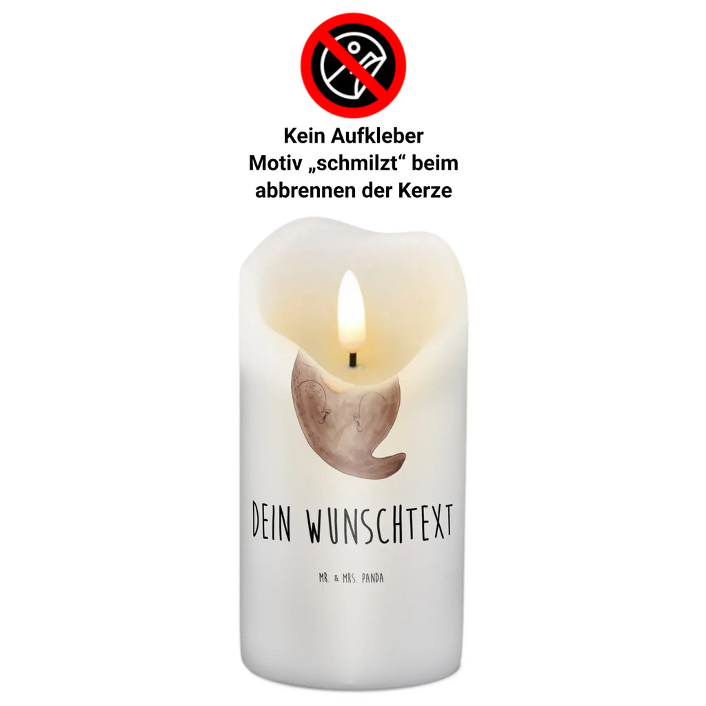 Personalisierte Kerze Otter mit Muschelmedaillon Fair-Trade-Kerze Mit Namensgravur, Bienenwachskerze Mit Wunschname, Tischkerze Mit Namensdruck, Schwimmkerze Mit Namen, Blockkerze Mit Namensdruck, Gastgeschenk Kerze Mit Namen, Laternenkerze Mit Namensdruck, Kerze Mit Namen, Kerze Für Geburtstag Mit Wunschname, Kerze Für Hochzeit Mit Namensgravur, Osterkerze Mit Namen, Votivkerze Mit Wunschname, Adventskerze Mit Wunschname, Stabkerze Mit Gravur, Andachtskerze Mit Namensgravur, Duftkerze Mit Namen, Grabkerze Mit Namensgravur, Kerze Mit Spruch Und Namen, Kerzen-Set Mit Namensgravur, Sojawachskerze Mit Namensdruck, LED-Kerze Mit Wunschname, Stumpenkerze Mit Namensgravur, Gedenkkerze Mit Namen, Streukerze Mit Namensdruck, Metall-Kerze Mit Namensgravur, Personalisierte Kerze, Teelicht Mit Namensdruck, Weihnachtskerze Mit Namensgravur, Trauerkerze Mit Namen, Holz-Kerze Mit Namen, Firmungskerze Mit Wunschname, Stearinkerze Mit Gravur, Taufekerze Mit Namensgravur, Bio-Kerze Mit Wunschname, Handgemachte Kerze Mit Wunschname, Kommunionkerze Mit Namen, Tafelkerze Mit Wunschname, Gartenkerze Mit Namen, Glas-Kerze Mit Wunschname, Handgegossene Kerze Mit Namen, Kerze Mit Prägung Und Wunschname, Outdoor-Kerze Mit Namensgravur, Otter, Fischotter, Seeotter, Tagträumen, Grübeln, Otterliebe, Büro, Motivation, Träumen