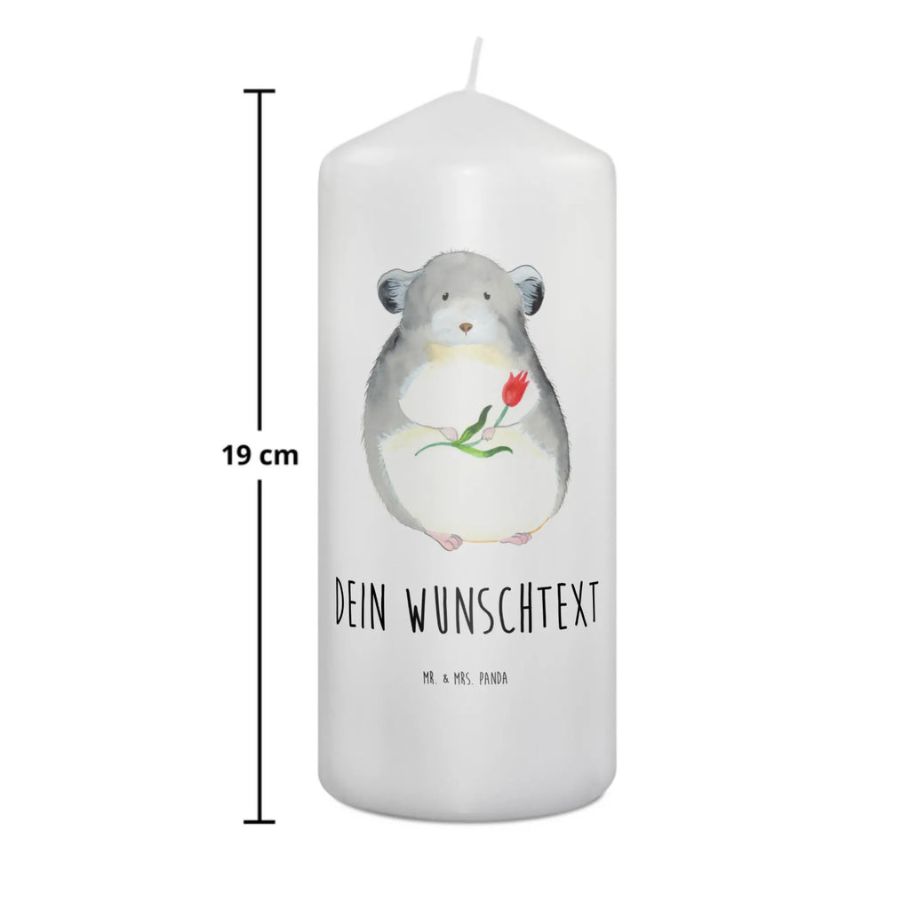 Personalisierte Kerze Chinchilla mit Blume Taufekerze Mit Namensgravur, Schwimmkerze Mit Namen, Stearinkerze Mit Gravur, Kerze Mit Spruch Und Namen, Sojawachskerze Mit Namensdruck, Andachtskerze Mit Namensgravur, Tischkerze Mit Namensdruck, Blockkerze Mit Namensdruck, Outdoor-Kerze Mit Namensgravur, Handgemachte Kerze Mit Wunschname, Adventskerze Mit Wunschname, Kerzen-Set Mit Namensgravur, Kommunionkerze Mit Namen, Teelicht Mit Namensdruck, Kerze Mit Prägung Und Wunschname, Stumpenkerze Mit Namensgravur, Bienenwachskerze Mit Wunschname, Kerze Mit Namen, Votivkerze Mit Wunschname, Gartenkerze Mit Namen, Gedenkkerze Mit Namen, LED-Kerze Mit Wunschname, Glas-Kerze Mit Wunschname, Kerze Für Geburtstag Mit Wunschname, Duftkerze Mit Namen, Fair-Trade-Kerze Mit Namensgravur, Kerze Für Hochzeit Mit Namensgravur, Personalisierte Kerze, Gastgeschenk Kerze Mit Namen, Weihnachtskerze Mit Namensgravur, Tafelkerze Mit Wunschname, Holz-Kerze Mit Namen, Osterkerze Mit Namen, Stabkerze Mit Gravur, Trauerkerze Mit Namen, Streukerze Mit Namensdruck, Bio-Kerze Mit Wunschname, Laternenkerze Mit Namensdruck, Grabkerze Mit Namensgravur, Firmungskerze Mit Wunschname, Metall-Kerze Mit Namensgravur, Handgegossene Kerze Mit Namen, Lustige Sprüche, Tiere, Tiermotive, Gute Laune, Büroalltag, traurig sein, Chaos, Depressionen, Chinchillas, Chinchilla, Glücklichsein, Büro, Liebeskummer, Kummer