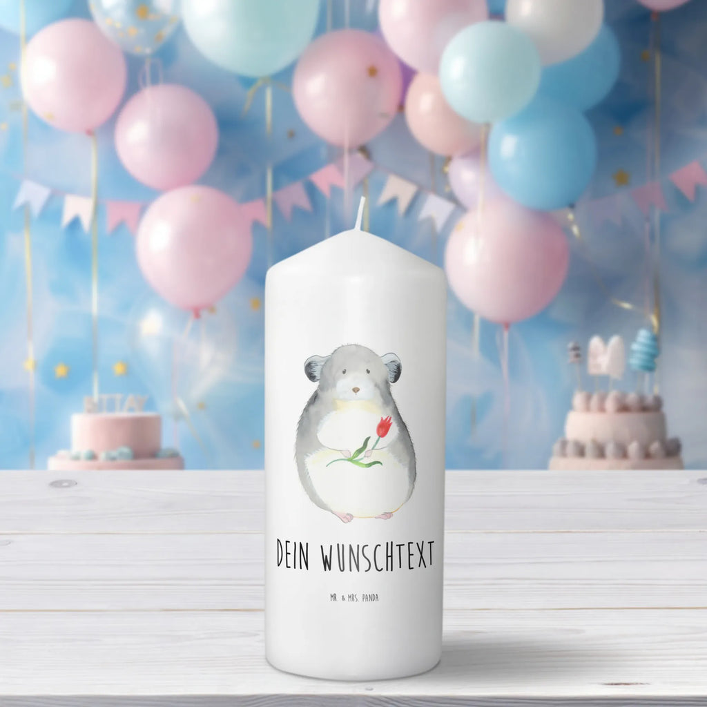 Personalisierte Kerze Chinchilla mit Blume Taufekerze Mit Namensgravur, Schwimmkerze Mit Namen, Stearinkerze Mit Gravur, Kerze Mit Spruch Und Namen, Sojawachskerze Mit Namensdruck, Andachtskerze Mit Namensgravur, Tischkerze Mit Namensdruck, Blockkerze Mit Namensdruck, Outdoor-Kerze Mit Namensgravur, Handgemachte Kerze Mit Wunschname, Adventskerze Mit Wunschname, Kerzen-Set Mit Namensgravur, Kommunionkerze Mit Namen, Teelicht Mit Namensdruck, Kerze Mit Prägung Und Wunschname, Stumpenkerze Mit Namensgravur, Bienenwachskerze Mit Wunschname, Kerze Mit Namen, Votivkerze Mit Wunschname, Gartenkerze Mit Namen, Gedenkkerze Mit Namen, LED-Kerze Mit Wunschname, Glas-Kerze Mit Wunschname, Kerze Für Geburtstag Mit Wunschname, Duftkerze Mit Namen, Fair-Trade-Kerze Mit Namensgravur, Kerze Für Hochzeit Mit Namensgravur, Personalisierte Kerze, Gastgeschenk Kerze Mit Namen, Weihnachtskerze Mit Namensgravur, Tafelkerze Mit Wunschname, Holz-Kerze Mit Namen, Osterkerze Mit Namen, Stabkerze Mit Gravur, Trauerkerze Mit Namen, Streukerze Mit Namensdruck, Bio-Kerze Mit Wunschname, Laternenkerze Mit Namensdruck, Grabkerze Mit Namensgravur, Firmungskerze Mit Wunschname, Metall-Kerze Mit Namensgravur, Handgegossene Kerze Mit Namen, Lustige Sprüche, Tiere, Tiermotive, Gute Laune, Büroalltag, traurig sein, Chaos, Depressionen, Chinchillas, Chinchilla, Glücklichsein, Büro, Liebeskummer, Kummer