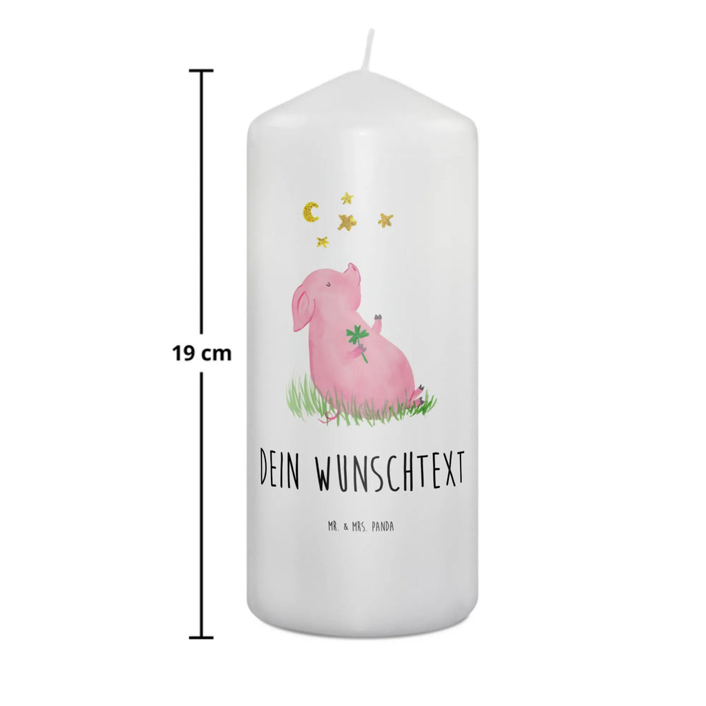 Personalisierte Kerze Glücksschwein Kerze Für Hochzeit Mit Namensgravur, Gedenkkerze Mit Namen, Stumpenkerze Mit Namensgravur, Stearinkerze Mit Gravur, Kerze Mit Namen, Andachtskerze Mit Namensgravur, Metall-Kerze Mit Namensgravur, Kommunionkerze Mit Namen, Bienenwachskerze Mit Wunschname, Kerze Mit Spruch Und Namen, Votivkerze Mit Wunschname, Weihnachtskerze Mit Namensgravur, Kerze Mit Prägung Und Wunschname, Glas-Kerze Mit Wunschname, Blockkerze Mit Namensdruck, Fair-Trade-Kerze Mit Namensgravur, Kerze Für Geburtstag Mit Wunschname, Gastgeschenk Kerze Mit Namen, Osterkerze Mit Namen, Sojawachskerze Mit Namensdruck, Teelicht Mit Namensdruck, Tafelkerze Mit Wunschname, Firmungskerze Mit Wunschname, Schwimmkerze Mit Namen, Kerzen-Set Mit Namensgravur, Handgemachte Kerze Mit Wunschname, Grabkerze Mit Namensgravur, Trauerkerze Mit Namen, LED-Kerze Mit Wunschname, Streukerze Mit Namensdruck, Taufekerze Mit Namensgravur, Tischkerze Mit Namensdruck, Outdoor-Kerze Mit Namensgravur, Gartenkerze Mit Namen, Handgegossene Kerze Mit Namen, Adventskerze Mit Wunschname, Holz-Kerze Mit Namen, Stabkerze Mit Gravur, Bio-Kerze Mit Wunschname, Duftkerze Mit Namen, Laternenkerze Mit Namensdruck, Personalisierte Kerze, Lustige Sprüche, Tiere, Tiermotive, Gute Laune, Glücksbringer, Glücksschwein. Glück, Motivation, Sernchen, Träume, Schweinchen, Sterne, Ziele, Schwein