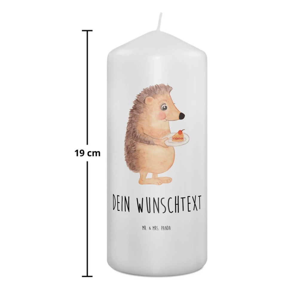Personalisierte Kerze Igel mit Kuchenstück Kerze Für Hochzeit Mit Namensgravur, Bio-Kerze Mit Wunschname, Adventskerze Mit Wunschname, Kerze Für Geburtstag Mit Wunschname, Glas-Kerze Mit Wunschname, Firmungskerze Mit Wunschname, Trauerkerze Mit Namen, Duftkerze Mit Namen, Kerzen-Set Mit Namensgravur, Osterkerze Mit Namen, Personalisierte Kerze, Kerze Mit Namen, Kerze Mit Prägung Und Wunschname, Handgemachte Kerze Mit Wunschname, Fair-Trade-Kerze Mit Namensgravur, Gartenkerze Mit Namen, Metall-Kerze Mit Namensgravur, Stearinkerze Mit Gravur, Blockkerze Mit Namensdruck, Taufekerze Mit Namensgravur, Holz-Kerze Mit Namen, Grabkerze Mit Namensgravur, Votivkerze Mit Wunschname, Bienenwachskerze Mit Wunschname, Weihnachtskerze Mit Namensgravur, Streukerze Mit Namensdruck, Tafelkerze Mit Wunschname, Andachtskerze Mit Namensgravur, Kerze Mit Spruch Und Namen, Schwimmkerze Mit Namen, Sojawachskerze Mit Namensdruck, Tischkerze Mit Namensdruck, Laternenkerze Mit Namensdruck, Kommunionkerze Mit Namen, Outdoor-Kerze Mit Namensgravur, Teelicht Mit Namensdruck, Stabkerze Mit Gravur, Handgegossene Kerze Mit Namen, Gastgeschenk Kerze Mit Namen, LED-Kerze Mit Wunschname, Gedenkkerze Mit Namen, Stumpenkerze Mit Namensgravur, Tiermotive, Gute Laune, lustige Sprüche, Tiere, Geburtstagskuchen, Backen Geschenk, Torte, Einladung Party, Kuchen backen, Kuchen, Essen Spruch, Igel