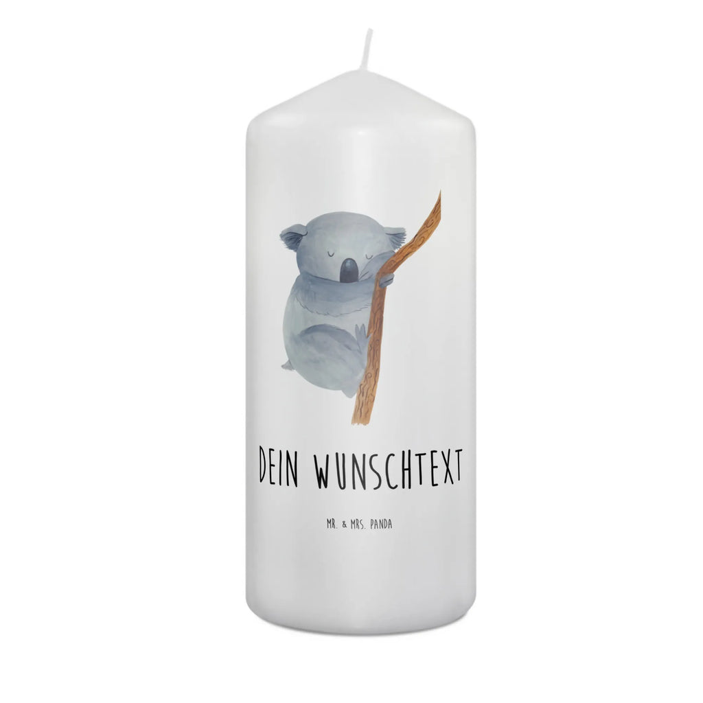Personalisierte Kerze Koalabär Bienenwachskerze Mit Wunschname, Osterkerze Mit Namen, Taufekerze Mit Namensgravur, LED-Kerze Mit Wunschname, Kerze Für Geburtstag Mit Wunschname, Glas-Kerze Mit Wunschname, Kommunionkerze Mit Namen, Gastgeschenk Kerze Mit Namen, Duftkerze Mit Namen, Teelicht Mit Namensdruck, Kerze Mit Spruch Und Namen, Adventskerze Mit Wunschname, Andachtskerze Mit Namensgravur, Weihnachtskerze Mit Namensgravur, Laternenkerze Mit Namensdruck, Blockkerze Mit Namensdruck, Tischkerze Mit Namensdruck, Personalisierte Kerze, Metall-Kerze Mit Namensgravur, Schwimmkerze Mit Namen, Kerzen-Set Mit Namensgravur, Handgemachte Kerze Mit Wunschname, Stabkerze Mit Gravur, Kerze Mit Namen, Firmungskerze Mit Wunschname, Bio-Kerze Mit Wunschname, Gartenkerze Mit Namen, Kerze Für Hochzeit Mit Namensgravur, Tafelkerze Mit Wunschname, Grabkerze Mit Namensgravur, Votivkerze Mit Wunschname, Fair-Trade-Kerze Mit Namensgravur, Holz-Kerze Mit Namen, Kerze Mit Prägung Und Wunschname, Trauerkerze Mit Namen, Handgegossene Kerze Mit Namen, Gedenkkerze Mit Namen, Stumpenkerze Mit Namensgravur, Sojawachskerze Mit Namensdruck, Stearinkerze Mit Gravur, Streukerze Mit Namensdruck, Outdoor-Kerze Mit Namensgravur, Lustige Sprüche, Tiere, Tiermotive, Gute Laune, Schlafzimmer, Koala, Traumland, Traum, Träumen, Bär, schlafen, Koalabär