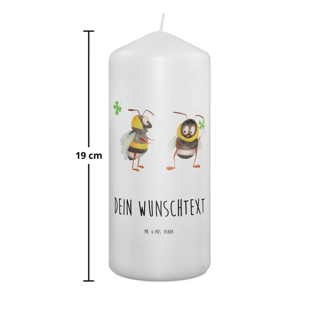Personalisierte Kerze Hummeln mit Kleeblatt Kerze Mit Prägung Und Wunschname, Duftkerze Mit Namen, Kommunionkerze Mit Namen, Teelicht Mit Namensdruck, Handgemachte Kerze Mit Wunschname, Kerze Für Geburtstag Mit Wunschname, Trauerkerze Mit Namen, Tischkerze Mit Namensdruck, Firmungskerze Mit Wunschname, Gartenkerze Mit Namen, Votivkerze Mit Wunschname, Adventskerze Mit Wunschname, Stabkerze Mit Gravur, LED-Kerze Mit Wunschname, Kerze Für Hochzeit Mit Namensgravur, Schwimmkerze Mit Namen, Blockkerze Mit Namensdruck, Kerze Mit Spruch Und Namen, Kerze Mit Namen, Grabkerze Mit Namensgravur, Osterkerze Mit Namen, Handgegossene Kerze Mit Namen, Glas-Kerze Mit Wunschname, Stearinkerze Mit Gravur, Outdoor-Kerze Mit Namensgravur, Tafelkerze Mit Wunschname, Bio-Kerze Mit Wunschname, Andachtskerze Mit Namensgravur, Gastgeschenk Kerze Mit Namen, Sojawachskerze Mit Namensdruck, Metall-Kerze Mit Namensgravur, Gedenkkerze Mit Namen, Holz-Kerze Mit Namen, Streukerze Mit Namensdruck, Personalisierte Kerze, Fair-Trade-Kerze Mit Namensgravur, Taufekerze Mit Namensgravur, Stumpenkerze Mit Namensgravur, Laternenkerze Mit Namensdruck, Kerzen-Set Mit Namensgravur, Weihnachtskerze Mit Namensgravur, Bienenwachskerze Mit Wunschname, Lustige Sprüche, Tiere, Tiermotive, Gute Laune, glücklich Werden, glücklich sein, Spruch Fröhlich, Biene Deko, Spruch Positiv, Biene, Hummel, Spruch schön
