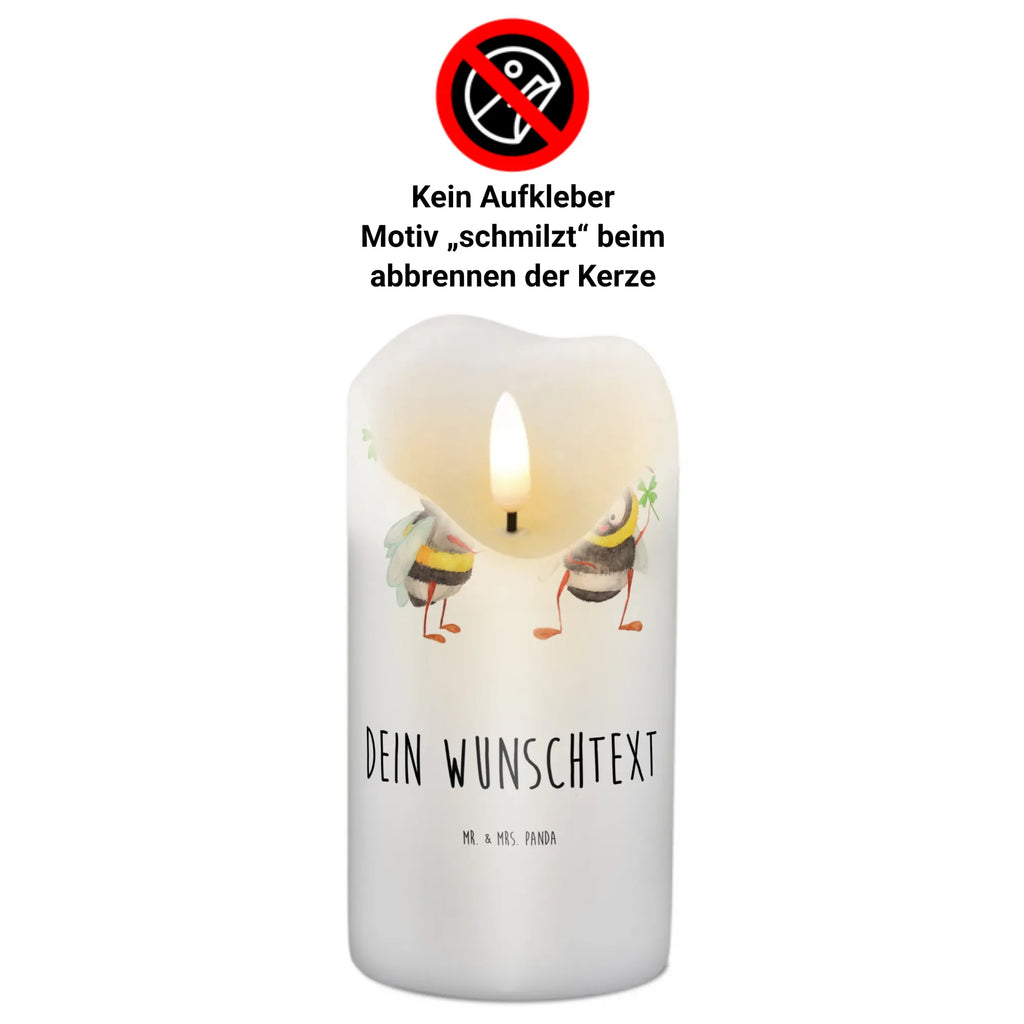 Personalisierte Kerze Hummeln mit Kleeblatt Kerze Mit Prägung Und Wunschname, Duftkerze Mit Namen, Kommunionkerze Mit Namen, Teelicht Mit Namensdruck, Handgemachte Kerze Mit Wunschname, Kerze Für Geburtstag Mit Wunschname, Trauerkerze Mit Namen, Tischkerze Mit Namensdruck, Firmungskerze Mit Wunschname, Gartenkerze Mit Namen, Votivkerze Mit Wunschname, Adventskerze Mit Wunschname, Stabkerze Mit Gravur, LED-Kerze Mit Wunschname, Kerze Für Hochzeit Mit Namensgravur, Schwimmkerze Mit Namen, Blockkerze Mit Namensdruck, Kerze Mit Spruch Und Namen, Kerze Mit Namen, Grabkerze Mit Namensgravur, Osterkerze Mit Namen, Handgegossene Kerze Mit Namen, Glas-Kerze Mit Wunschname, Stearinkerze Mit Gravur, Outdoor-Kerze Mit Namensgravur, Tafelkerze Mit Wunschname, Bio-Kerze Mit Wunschname, Andachtskerze Mit Namensgravur, Gastgeschenk Kerze Mit Namen, Sojawachskerze Mit Namensdruck, Metall-Kerze Mit Namensgravur, Gedenkkerze Mit Namen, Holz-Kerze Mit Namen, Streukerze Mit Namensdruck, Personalisierte Kerze, Fair-Trade-Kerze Mit Namensgravur, Taufekerze Mit Namensgravur, Stumpenkerze Mit Namensgravur, Laternenkerze Mit Namensdruck, Kerzen-Set Mit Namensgravur, Weihnachtskerze Mit Namensgravur, Bienenwachskerze Mit Wunschname, Lustige Sprüche, Tiere, Tiermotive, Gute Laune, glücklich Werden, glücklich sein, Spruch Fröhlich, Biene Deko, Spruch Positiv, Biene, Hummel, Spruch schön