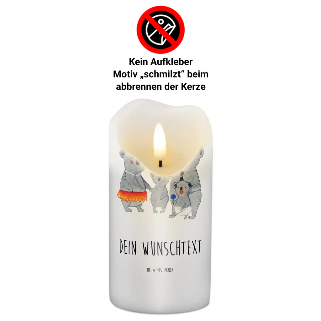 Personalisierte Kerze Koala Familie Bio-Kerze Mit Wunschname, Fair-Trade-Kerze Mit Namensgravur, Holz-Kerze Mit Namen, LED-Kerze Mit Wunschname, Handgegossene Kerze Mit Namen, Trauerkerze Mit Namen, Adventskerze Mit Wunschname, Sojawachskerze Mit Namensdruck, Gartenkerze Mit Namen, Andachtskerze Mit Namensgravur, Duftkerze Mit Namen, Laternenkerze Mit Namensdruck, Weihnachtskerze Mit Namensgravur, Bienenwachskerze Mit Wunschname, Votivkerze Mit Wunschname, Kerzen-Set Mit Namensgravur, Stearinkerze Mit Gravur, Handgemachte Kerze Mit Wunschname, Tafelkerze Mit Wunschname, Streukerze Mit Namensdruck, Kerze Für Geburtstag Mit Wunschname, Metall-Kerze Mit Namensgravur, Kerze Mit Prägung Und Wunschname, Outdoor-Kerze Mit Namensgravur, Teelicht Mit Namensdruck, Firmungskerze Mit Wunschname, Grabkerze Mit Namensgravur, Stumpenkerze Mit Namensgravur, Schwimmkerze Mit Namen, Personalisierte Kerze, Glas-Kerze Mit Wunschname, Tischkerze Mit Namensdruck, Blockkerze Mit Namensdruck, Gedenkkerze Mit Namen, Taufekerze Mit Namensgravur, Osterkerze Mit Namen, Stabkerze Mit Gravur, Gastgeschenk Kerze Mit Namen, Kommunionkerze Mit Namen, Kerze Mit Namen, Kerze Für Hochzeit Mit Namensgravur, Kerze Mit Spruch Und Namen, Muttertag, Vatertag, Mama, Papa, Oma, Opa, Familie, Schwester, Bruder, Family, Familienleben, Geschwister, Kinder, Koala, Koalas