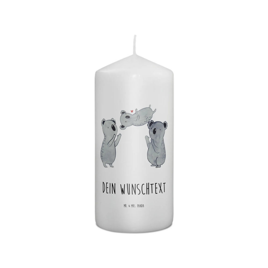 Personalisierte Kerze Koala Feiern Sich Fair-Trade-Kerze Mit Namensgravur, Streukerze Mit Namensdruck, Glas-Kerze Mit Wunschname, Weihnachtskerze Mit Namensgravur, Gartenkerze Mit Namen, Schwimmkerze Mit Namen, Adventskerze Mit Wunschname, Teelicht Mit Namensdruck, Kommunionkerze Mit Namen, Duftkerze Mit Namen, Kerze Für Geburtstag Mit Wunschname, LED-Kerze Mit Wunschname, Trauerkerze Mit Namen, Outdoor-Kerze Mit Namensgravur, Tafelkerze Mit Wunschname, Kerze Mit Spruch Und Namen, Andachtskerze Mit Namensgravur, Bio-Kerze Mit Wunschname, Handgemachte Kerze Mit Wunschname, Stabkerze Mit Gravur, Tischkerze Mit Namensdruck, Stearinkerze Mit Gravur, Osterkerze Mit Namen, Kerzen-Set Mit Namensgravur, Sojawachskerze Mit Namensdruck, Laternenkerze Mit Namensdruck, Stumpenkerze Mit Namensgravur, Metall-Kerze Mit Namensgravur, Personalisierte Kerze, Kerze Für Hochzeit Mit Namensgravur, Gastgeschenk Kerze Mit Namen, Kerze Mit Prägung Und Wunschname, Grabkerze Mit Namensgravur, Kerze Mit Namen, Votivkerze Mit Wunschname, Firmungskerze Mit Wunschname, Bienenwachskerze Mit Wunschname, Taufekerze Mit Namensgravur, Holz-Kerze Mit Namen, Blockkerze Mit Namensdruck, Gedenkkerze Mit Namen, Handgegossene Kerze Mit Namen, Geschenk, Geburtstag, Geburtstagsgeschenk, Koala, Herz, Familie, Kind, Liebe, Eltern