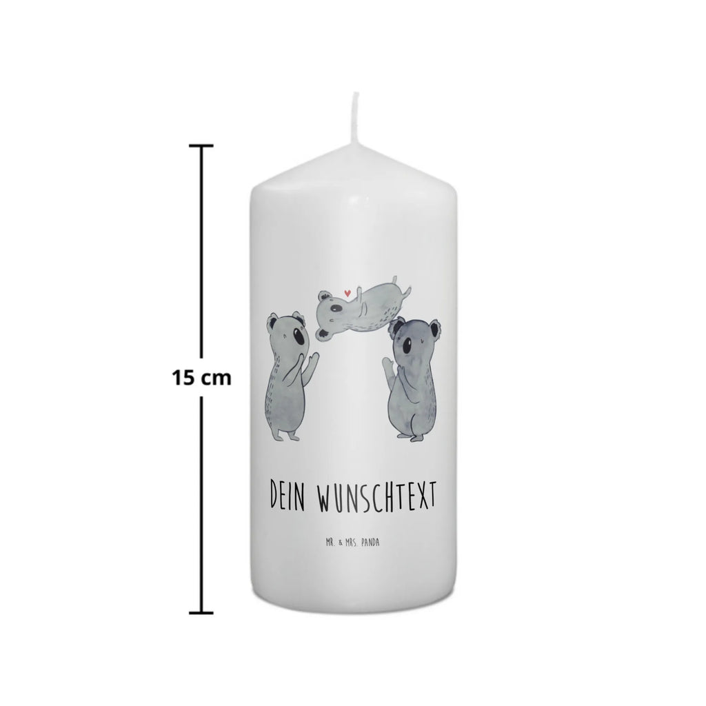 Personalisierte Kerze Koala Feiern Sich Fair-Trade-Kerze Mit Namensgravur, Streukerze Mit Namensdruck, Glas-Kerze Mit Wunschname, Weihnachtskerze Mit Namensgravur, Gartenkerze Mit Namen, Schwimmkerze Mit Namen, Adventskerze Mit Wunschname, Teelicht Mit Namensdruck, Kommunionkerze Mit Namen, Duftkerze Mit Namen, Kerze Für Geburtstag Mit Wunschname, LED-Kerze Mit Wunschname, Trauerkerze Mit Namen, Outdoor-Kerze Mit Namensgravur, Tafelkerze Mit Wunschname, Kerze Mit Spruch Und Namen, Andachtskerze Mit Namensgravur, Bio-Kerze Mit Wunschname, Handgemachte Kerze Mit Wunschname, Stabkerze Mit Gravur, Tischkerze Mit Namensdruck, Stearinkerze Mit Gravur, Osterkerze Mit Namen, Kerzen-Set Mit Namensgravur, Sojawachskerze Mit Namensdruck, Laternenkerze Mit Namensdruck, Stumpenkerze Mit Namensgravur, Metall-Kerze Mit Namensgravur, Personalisierte Kerze, Kerze Für Hochzeit Mit Namensgravur, Gastgeschenk Kerze Mit Namen, Kerze Mit Prägung Und Wunschname, Grabkerze Mit Namensgravur, Kerze Mit Namen, Votivkerze Mit Wunschname, Firmungskerze Mit Wunschname, Bienenwachskerze Mit Wunschname, Taufekerze Mit Namensgravur, Holz-Kerze Mit Namen, Blockkerze Mit Namensdruck, Gedenkkerze Mit Namen, Handgegossene Kerze Mit Namen, Geschenk, Geburtstag, Geburtstagsgeschenk, Koala, Herz, Familie, Kind, Liebe, Eltern