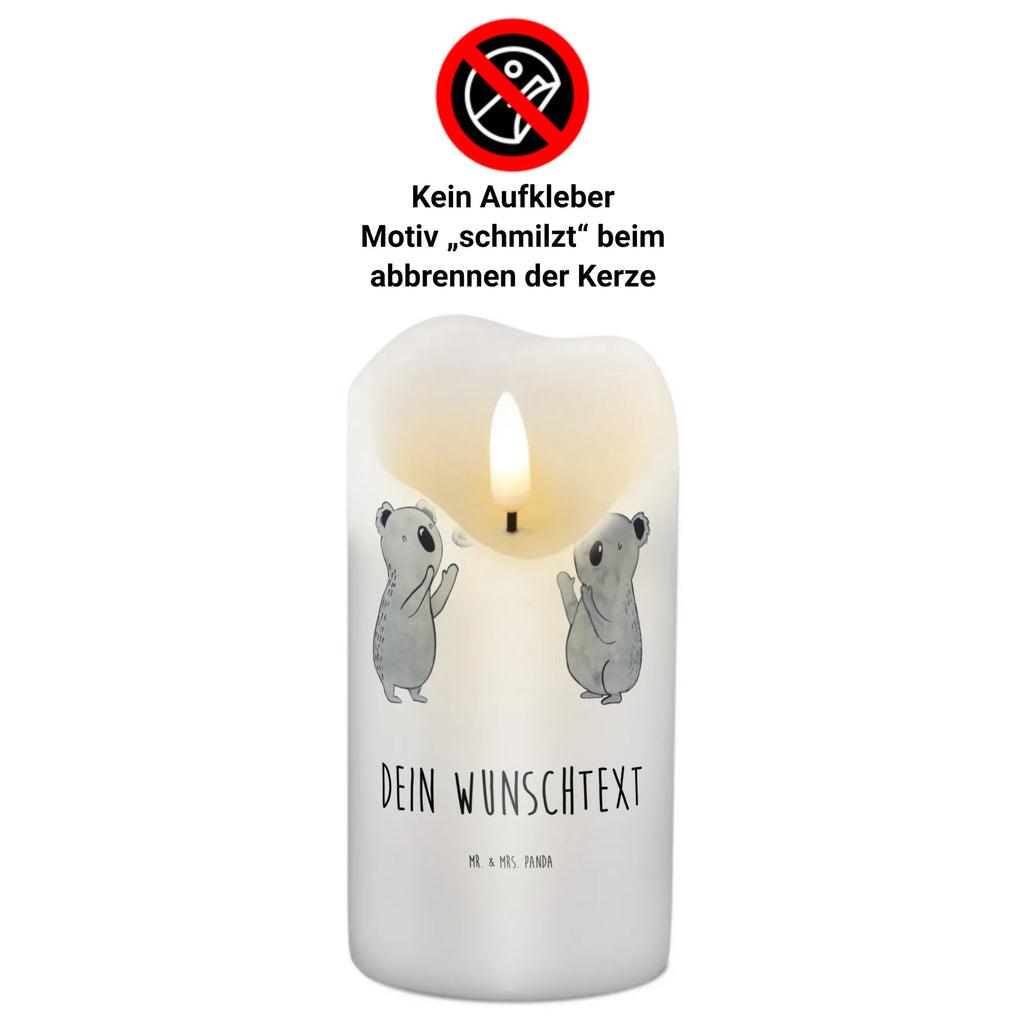 Personalisierte Kerze Koala Feiern Sich Fair-Trade-Kerze Mit Namensgravur, Streukerze Mit Namensdruck, Glas-Kerze Mit Wunschname, Weihnachtskerze Mit Namensgravur, Gartenkerze Mit Namen, Schwimmkerze Mit Namen, Adventskerze Mit Wunschname, Teelicht Mit Namensdruck, Kommunionkerze Mit Namen, Duftkerze Mit Namen, Kerze Für Geburtstag Mit Wunschname, LED-Kerze Mit Wunschname, Trauerkerze Mit Namen, Outdoor-Kerze Mit Namensgravur, Tafelkerze Mit Wunschname, Kerze Mit Spruch Und Namen, Andachtskerze Mit Namensgravur, Bio-Kerze Mit Wunschname, Handgemachte Kerze Mit Wunschname, Stabkerze Mit Gravur, Tischkerze Mit Namensdruck, Stearinkerze Mit Gravur, Osterkerze Mit Namen, Kerzen-Set Mit Namensgravur, Sojawachskerze Mit Namensdruck, Laternenkerze Mit Namensdruck, Stumpenkerze Mit Namensgravur, Metall-Kerze Mit Namensgravur, Personalisierte Kerze, Kerze Für Hochzeit Mit Namensgravur, Gastgeschenk Kerze Mit Namen, Kerze Mit Prägung Und Wunschname, Grabkerze Mit Namensgravur, Kerze Mit Namen, Votivkerze Mit Wunschname, Firmungskerze Mit Wunschname, Bienenwachskerze Mit Wunschname, Taufekerze Mit Namensgravur, Holz-Kerze Mit Namen, Blockkerze Mit Namensdruck, Gedenkkerze Mit Namen, Handgegossene Kerze Mit Namen, Geschenk, Geburtstag, Geburtstagsgeschenk, Koala, Herz, Familie, Kind, Liebe, Eltern