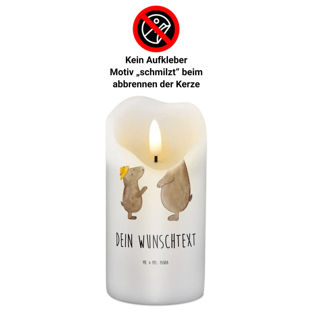 Personalisierte Kerze Bären mit Hut Kerze Mit Prägung Und Wunschname, Glas-Kerze Mit Wunschname, Handgemachte Kerze Mit Wunschname, Stumpenkerze Mit Namensgravur, Teelicht Mit Namensdruck, Osterkerze Mit Namen, Kerze Für Hochzeit Mit Namensgravur, Stearinkerze Mit Gravur, Stabkerze Mit Gravur, Gastgeschenk Kerze Mit Namen, Gedenkkerze Mit Namen, Personalisierte Kerze, Bio-Kerze Mit Wunschname, Taufekerze Mit Namensgravur, Gartenkerze Mit Namen, Blockkerze Mit Namensdruck, Duftkerze Mit Namen, Laternenkerze Mit Namensdruck, Kerze Mit Namen, Votivkerze Mit Wunschname, Metall-Kerze Mit Namensgravur, Weihnachtskerze Mit Namensgravur, Bienenwachskerze Mit Wunschname, Schwimmkerze Mit Namen, Andachtskerze Mit Namensgravur, Outdoor-Kerze Mit Namensgravur, LED-Kerze Mit Wunschname, Fair-Trade-Kerze Mit Namensgravur, Trauerkerze Mit Namen, Kommunionkerze Mit Namen, Kerze Mit Spruch Und Namen, Kerze Für Geburtstag Mit Wunschname, Firmungskerze Mit Wunschname, Tischkerze Mit Namensdruck, Adventskerze Mit Wunschname, Tafelkerze Mit Wunschname, Streukerze Mit Namensdruck, Grabkerze Mit Namensgravur, Handgegossene Kerze Mit Namen, Holz-Kerze Mit Namen, Kerzen-Set Mit Namensgravur, Sojawachskerze Mit Namensdruck, Muttertag, Vatertag, Mama, Papa, Oma, Opa, Familie, Schwester, Bruder, Kind, Bär, Kinder, Vater-Sohn, Vorbild, Dad, Vater, Papi, Lieblingsmensch, Paps, Family, Bären, Söhne, Daddy, Sohn