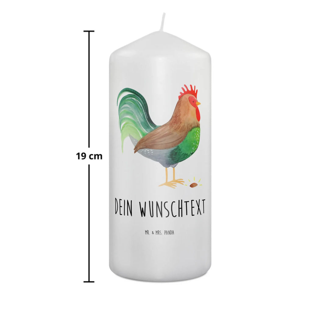 Personalisierte Kerze Hahn mit Korn Trauerkerze Mit Namen, Fair-Trade-Kerze Mit Namensgravur, Stumpenkerze Mit Namensgravur, Kerzen-Set Mit Namensgravur, Tafelkerze Mit Wunschname, Kerze Mit Namen, Andachtskerze Mit Namensgravur, Outdoor-Kerze Mit Namensgravur, Votivkerze Mit Wunschname, Personalisierte Kerze, Adventskerze Mit Wunschname, Kerze Mit Prägung Und Wunschname, Weihnachtskerze Mit Namensgravur, Taufekerze Mit Namensgravur, Gedenkkerze Mit Namen, Bio-Kerze Mit Wunschname, Kerze Für Hochzeit Mit Namensgravur, Stearinkerze Mit Gravur, Kerze Mit Spruch Und Namen, Laternenkerze Mit Namensdruck, Gastgeschenk Kerze Mit Namen, Streukerze Mit Namensdruck, Handgegossene Kerze Mit Namen, Holz-Kerze Mit Namen, Firmungskerze Mit Wunschname, Stabkerze Mit Gravur, Osterkerze Mit Namen, Schwimmkerze Mit Namen, Sojawachskerze Mit Namensdruck, Tischkerze Mit Namensdruck, Glas-Kerze Mit Wunschname, Metall-Kerze Mit Namensgravur, Gartenkerze Mit Namen, Kommunionkerze Mit Namen, Bienenwachskerze Mit Wunschname, Blockkerze Mit Namensdruck, Grabkerze Mit Namensgravur, Teelicht Mit Namensdruck, Handgemachte Kerze Mit Wunschname, LED-Kerze Mit Wunschname, Kerze Für Geburtstag Mit Wunschname, Duftkerze Mit Namen, Bauernhof, Hoftiere, Landwirt, Landwirtin, Natur, Eier, Henne, Hahn, Korn