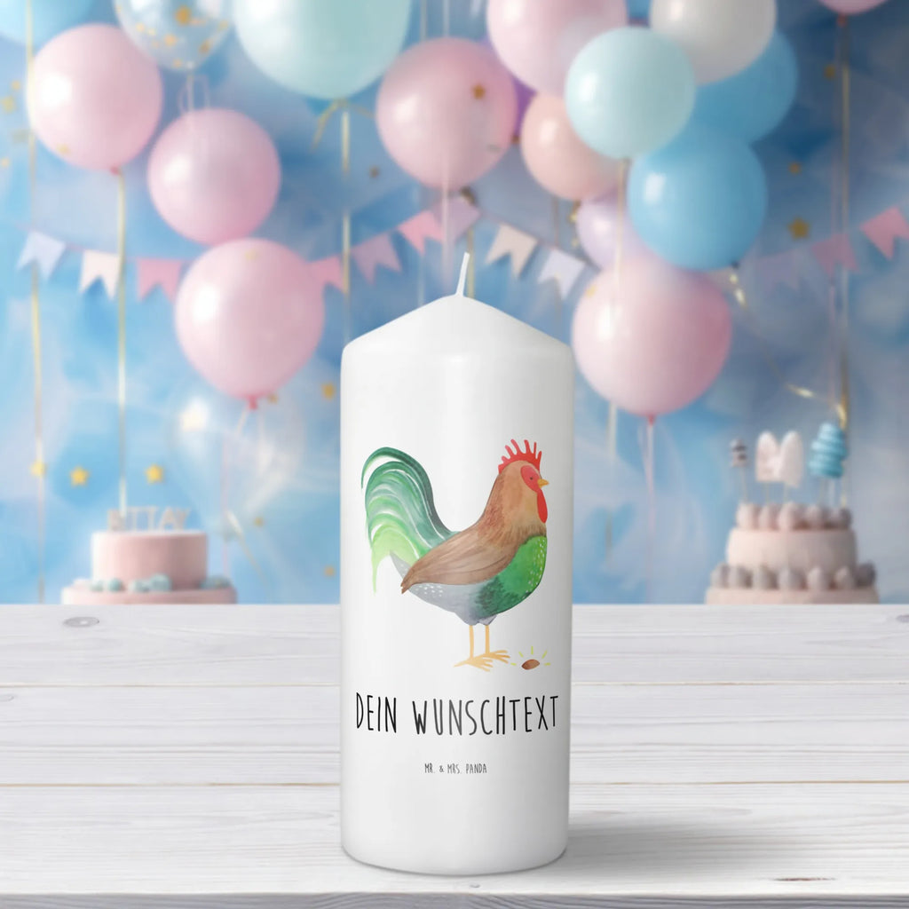 Personalisierte Kerze Hahn mit Korn Trauerkerze Mit Namen, Fair-Trade-Kerze Mit Namensgravur, Stumpenkerze Mit Namensgravur, Kerzen-Set Mit Namensgravur, Tafelkerze Mit Wunschname, Kerze Mit Namen, Andachtskerze Mit Namensgravur, Outdoor-Kerze Mit Namensgravur, Votivkerze Mit Wunschname, Personalisierte Kerze, Adventskerze Mit Wunschname, Kerze Mit Prägung Und Wunschname, Weihnachtskerze Mit Namensgravur, Taufekerze Mit Namensgravur, Gedenkkerze Mit Namen, Bio-Kerze Mit Wunschname, Kerze Für Hochzeit Mit Namensgravur, Stearinkerze Mit Gravur, Kerze Mit Spruch Und Namen, Laternenkerze Mit Namensdruck, Gastgeschenk Kerze Mit Namen, Streukerze Mit Namensdruck, Handgegossene Kerze Mit Namen, Holz-Kerze Mit Namen, Firmungskerze Mit Wunschname, Stabkerze Mit Gravur, Osterkerze Mit Namen, Schwimmkerze Mit Namen, Sojawachskerze Mit Namensdruck, Tischkerze Mit Namensdruck, Glas-Kerze Mit Wunschname, Metall-Kerze Mit Namensgravur, Gartenkerze Mit Namen, Kommunionkerze Mit Namen, Bienenwachskerze Mit Wunschname, Blockkerze Mit Namensdruck, Grabkerze Mit Namensgravur, Teelicht Mit Namensdruck, Handgemachte Kerze Mit Wunschname, LED-Kerze Mit Wunschname, Kerze Für Geburtstag Mit Wunschname, Duftkerze Mit Namen, Bauernhof, Hoftiere, Landwirt, Landwirtin, Natur, Eier, Henne, Hahn, Korn