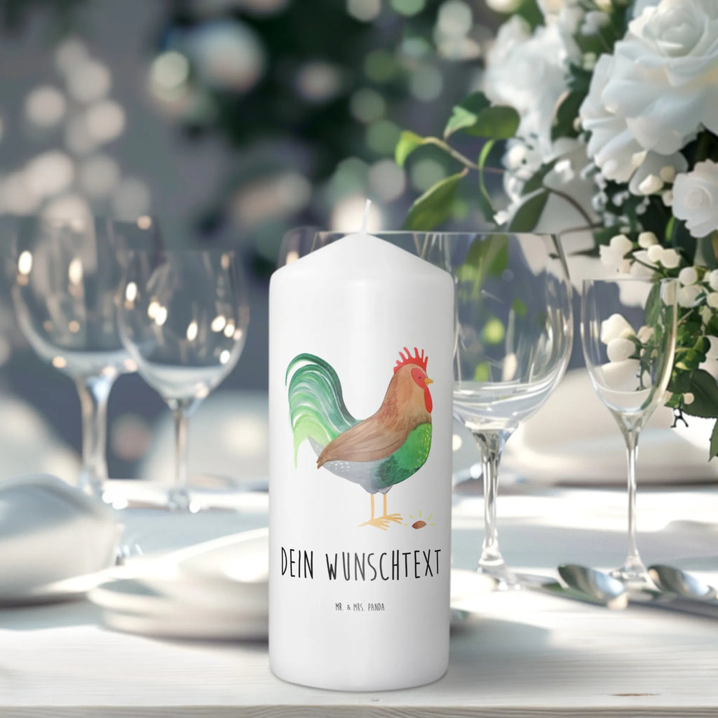 Personalisierte Kerze Hahn mit Korn Trauerkerze Mit Namen, Fair-Trade-Kerze Mit Namensgravur, Stumpenkerze Mit Namensgravur, Kerzen-Set Mit Namensgravur, Tafelkerze Mit Wunschname, Kerze Mit Namen, Andachtskerze Mit Namensgravur, Outdoor-Kerze Mit Namensgravur, Votivkerze Mit Wunschname, Personalisierte Kerze, Adventskerze Mit Wunschname, Kerze Mit Prägung Und Wunschname, Weihnachtskerze Mit Namensgravur, Taufekerze Mit Namensgravur, Gedenkkerze Mit Namen, Bio-Kerze Mit Wunschname, Kerze Für Hochzeit Mit Namensgravur, Stearinkerze Mit Gravur, Kerze Mit Spruch Und Namen, Laternenkerze Mit Namensdruck, Gastgeschenk Kerze Mit Namen, Streukerze Mit Namensdruck, Handgegossene Kerze Mit Namen, Holz-Kerze Mit Namen, Firmungskerze Mit Wunschname, Stabkerze Mit Gravur, Osterkerze Mit Namen, Schwimmkerze Mit Namen, Sojawachskerze Mit Namensdruck, Tischkerze Mit Namensdruck, Glas-Kerze Mit Wunschname, Metall-Kerze Mit Namensgravur, Gartenkerze Mit Namen, Kommunionkerze Mit Namen, Bienenwachskerze Mit Wunschname, Blockkerze Mit Namensdruck, Grabkerze Mit Namensgravur, Teelicht Mit Namensdruck, Handgemachte Kerze Mit Wunschname, LED-Kerze Mit Wunschname, Kerze Für Geburtstag Mit Wunschname, Duftkerze Mit Namen, Bauernhof, Hoftiere, Landwirt, Landwirtin, Natur, Eier, Henne, Hahn, Korn