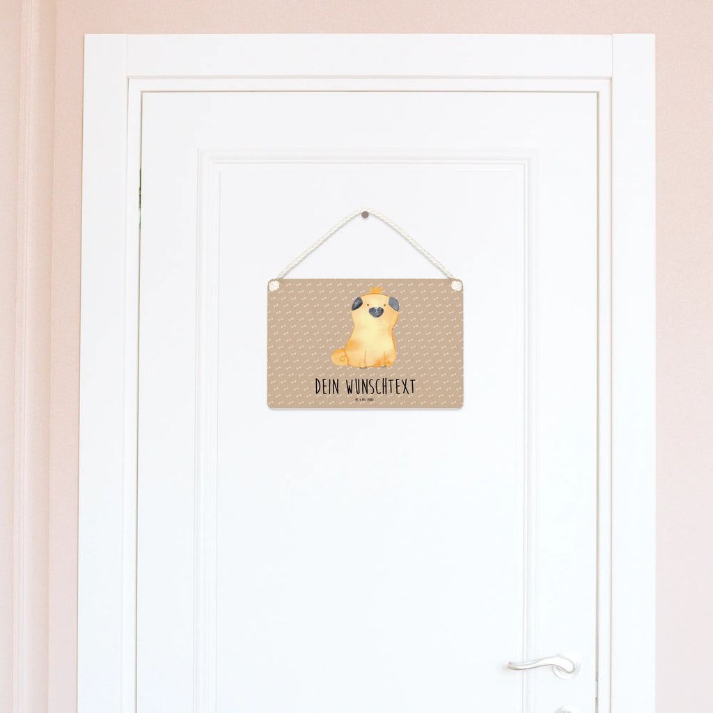 Personalisiertes Deko Schild Mops Krone Liebevoll Gestaltetes Deko Schild Mit Wunschtext, Shabby Chic Schild Mit Wunschtext, Großes Deko Schild Personalisiert, Holzschild Mit Wunschtext, Vintage Deko Schild Mit Gravur, Schild Zum Hinstellen Mit Text, Deko Schild Mit Namen, Schild mit Spruch, Küchenschild, Deko Schild Mit Blumenmotiv Und Gravur, Deko Schild Für Garten Mit Wunschtext, Badschild, Deko Schild Als Geschenk Personalisiert, Deko Schild Für Flur Mit Gravur, Deko Schild Für Balkon Mit Namen, Schild Zum Aufstellen Mit Wunschtext, Deko Schild Mit Herz Und Text, Deko Schild Mit Wunschtext, Holztafel, Türschild Familie, Spruchschild Mit Wunschtext, Lustiges Deko Schild Mit Wunschtext, Schild Mit Botschaft, Türschild Mit Namen, Modernes Deko Schild Mit Text, Geschenkidee Deko Schild Mit Text, Deko Schild Selbst Gestalten, Deko Schild Für Küche Personalisiert, Wandschild Mit Text, Deko Schild Mit Gravur, Personalisiertes Deko Schild, Metallschild Personalisiert, Kleines Deko Schild Mit Wunschtext, Deko Schild Mit Spruch, Landhausstil Schild Mit Namen, Deko Wandtafel Mit Namen, Schild Mit Individuellem Text, Dekoschild Personalisiert, Rustikales Deko Schild Personalisiert, Deko Schild Für Familie Mit Text, Deko Schild Für Wohnzimmer Mit Wunschtext, Deko Schild Für Freunde Mit Namen, Sprüche, Hunderasse, Hundebesitzer, Hundemotiv, Haustier, Hund, Tierliebhaber, Kinderlos, Mops, Hundebesitzer. Spruch, Lustig, Allergisch, Hausregel