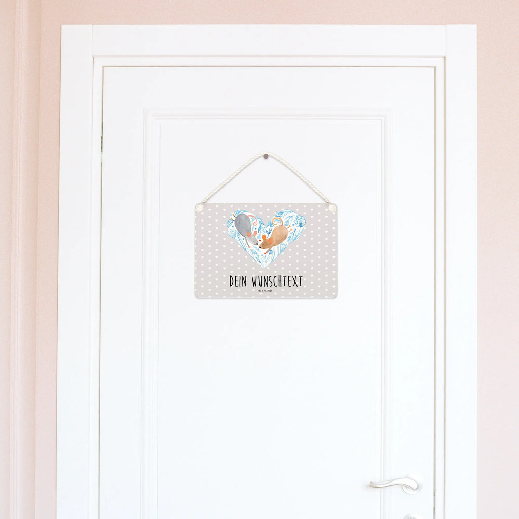 Personalisiertes Deko Schild Mäuse Herz Deko Schild Für Flur Mit Gravur, Deko Schild Für Garten Mit Wunschtext, Holzschild Mit Wunschtext, Modernes Deko Schild Mit Text, Schild Mit Individuellem Text, Personalisiertes Deko Schild, Holztafel, Deko Schild Für Balkon Mit Namen, Küchenschild, Landhausstil Schild Mit Namen, Rustikales Deko Schild Personalisiert, Badschild, Deko Schild Mit Namen, Schild Mit Botschaft, Deko Schild Für Familie Mit Text, Deko Schild Als Geschenk Personalisiert, Liebevoll Gestaltetes Deko Schild Mit Wunschtext, Deko Schild Mit Herz Und Text, Türschild Mit Namen, Schild mit Spruch, Vintage Deko Schild Mit Gravur, Deko Schild Selbst Gestalten, Deko Schild Für Freunde Mit Namen, Türschild Familie, Spruchschild Mit Wunschtext, Deko Schild Mit Blumenmotiv Und Gravur, Schild Zum Aufstellen Mit Wunschtext, Deko Schild Mit Wunschtext, Shabby Chic Schild Mit Wunschtext, Dekoschild Personalisiert, Lustiges Deko Schild Mit Wunschtext, Großes Deko Schild Personalisiert, Geschenkidee Deko Schild Mit Text, Deko Schild Für Küche Personalisiert, Deko Schild Mit Gravur, Schild Zum Hinstellen Mit Text, Wandschild Mit Text, Deko Schild Mit Spruch, Kleines Deko Schild Mit Wunschtext, Deko Schild Für Wohnzimmer Mit Wunschtext, Deko Wandtafel Mit Namen, Metallschild Personalisiert, Freundin, Verlobung, Partner, Freund, Ehemann, Ehefrau, Heiraten, Liebe, Heiratsantrag, Hocheitstag, Liebesgeschenk, Jahrestag, Lieblingsmensch, Hochzeit, Gemeinsamkeit, Liebesbotschaft, Mäuse, Maus, Geschenk für Zwei, Liebesbeweis, Love