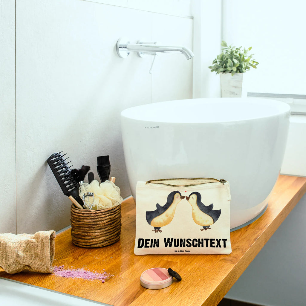 Personalisierte Schminktasche Pinguine Kuss Schminktasche Zum Aufhängen Mit Name, Kosmetiktasche Organizer Mit Wunschtext, Schminktasche Tiermotiv Mit Namen, Kosmetiktasche Zum Mitnehmen Mit Namen, Schminktasche Klein Personalisiert, Schminktasche Groß Mit Wunschtext, Schminktasche Mit Reißverschluss Und Namen, Stifteaufbewahrung Personalisiert, Schminktasche Reise Mit Namen, Schminkbeutel Mit Gravur, Schminktasche Mit Wunschtext, Schminktasche Mit Muster Und Namen, Schminktasche Mit Fächern Personalisiert, Reise-Kosmetiktasche Mit Name, Schminktasche Für Unterwegs Mit Personalisierung, Kulturbeutel Damen Personalisiert, Make-Up Tasche Mit Name, Schminktasche Stoff Mit Namen, Aufbewahrung Für Schminke Mit Namen, Schminktasche Geschenk Personalisiert, Kosmetiktasche Damen Mit Namen, Schminktasche Blumen Mit Initialen, Schminktasche Leder Mit Gravur, Stiftetasche mit Wunschtext, Schminktasche Für Mädchen Mit Wunschtext, Kosmetiktasche Für Handtasche Personalisiert, Kosmetiktasche Personalisiert, Schminktasche Für Teenager Mit Namen, Schminktasche Nachhaltig Mit Wunschtext, Schminktäschchen Mit Initialen, Personalisierte Schminktasche, Schminktasche Für Unterwegs Mit Wunschtext, Schminktasche Mit Namen, Liebe, Partner, Freund, Freundin, Ehemann, Ehefrau, Heiraten, Verlobung, Heiratsantrag, Liebesgeschenk, Jahrestag, Hocheitstag, Geschenk für Partner, für Männer, Liebesbeweis, Geschenk für Freundin, Mitbringsel, Geschenk für Frauen, für Ehemann, Hochzeitstag, Valentinstag
