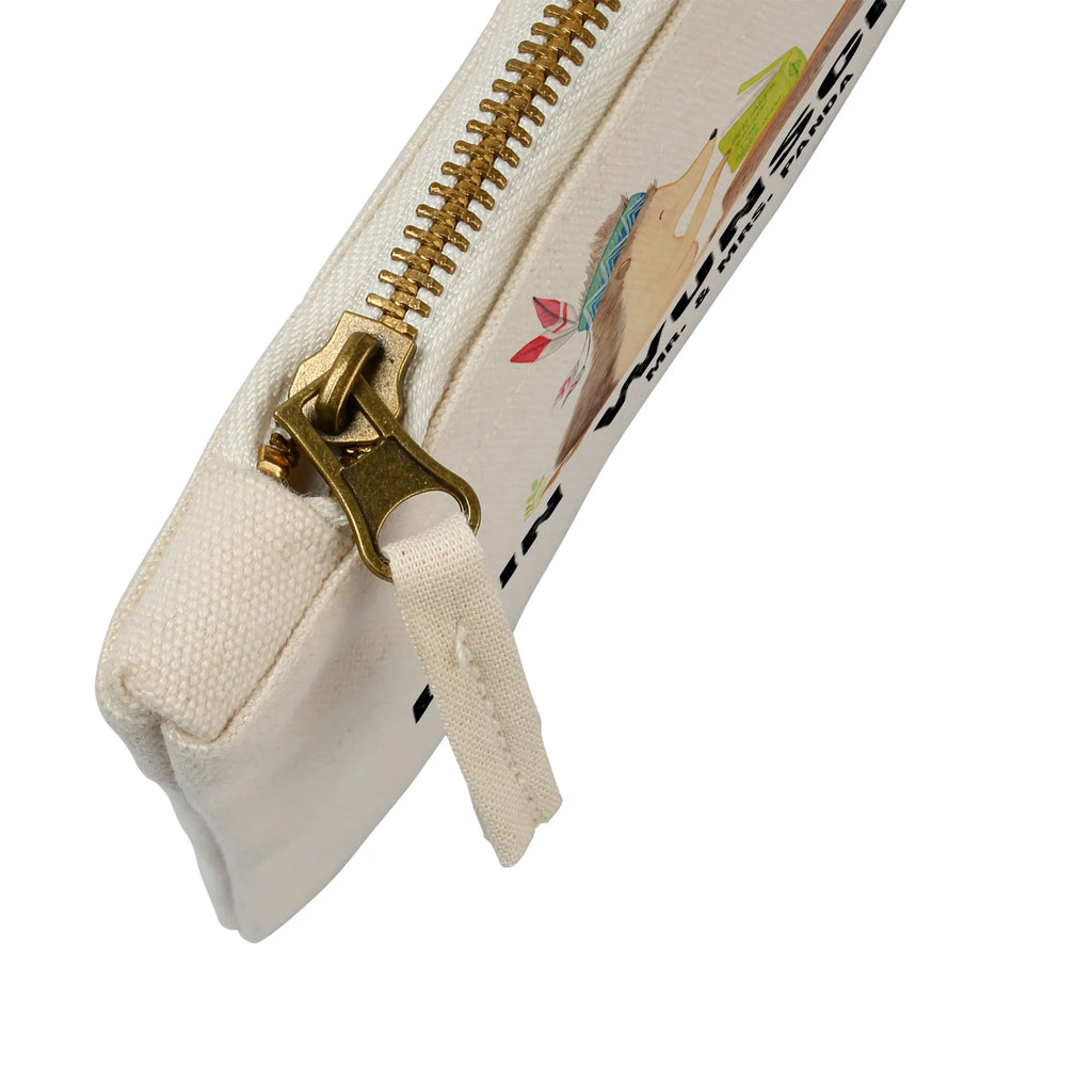 Personalisierte Schminktasche Igel Federschmuck Schminktasche Zum Aufhängen Mit Name, Schminkbeutel Mit Gravur, Personalisierte Schminktasche, Schminktasche Mit Reißverschluss Und Namen, Schminktasche Mit Fächern Personalisiert, Kosmetiktasche Damen Mit Namen, Schminktasche Geschenk Personalisiert, Schminktasche Klein Personalisiert, Schminktasche Für Mädchen Mit Wunschtext, Schminktasche Blumen Mit Initialen, Schminktasche Für Unterwegs Mit Personalisierung, Kosmetiktasche Zum Mitnehmen Mit Namen, Schminktasche Groß Mit Wunschtext, Schminktasche Tiermotiv Mit Namen, Make-Up Tasche Mit Name, Reise-Kosmetiktasche Mit Name, Kosmetiktasche Organizer Mit Wunschtext, Schminktasche Für Teenager Mit Namen, Schminktasche Nachhaltig Mit Wunschtext, Schminktasche Stoff Mit Namen, Stifteaufbewahrung Personalisiert, Schminktäschchen Mit Initialen, Schminktasche Mit Muster Und Namen, Schminktasche Mit Namen, Kosmetiktasche Personalisiert, Kulturbeutel Damen Personalisiert, Schminktasche Für Unterwegs Mit Wunschtext, Kosmetiktasche Für Handtasche Personalisiert, Schminktasche Leder Mit Gravur, Aufbewahrung Für Schminke Mit Namen, Schminktasche Reise Mit Namen, Stiftetasche mit Wunschtext, Schminktasche Mit Wunschtext, Tiere, Waldtiere, Abenteuer, Indianer, Lagerfeuer, Camping, Igel