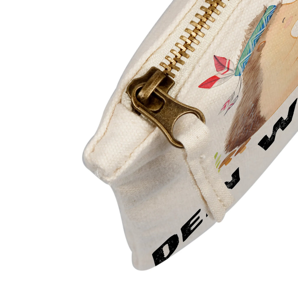 Personalisierte Schminktasche Igel Federschmuck Schminktasche Zum Aufhängen Mit Name, Schminkbeutel Mit Gravur, Personalisierte Schminktasche, Schminktasche Mit Reißverschluss Und Namen, Schminktasche Mit Fächern Personalisiert, Kosmetiktasche Damen Mit Namen, Schminktasche Geschenk Personalisiert, Schminktasche Klein Personalisiert, Schminktasche Für Mädchen Mit Wunschtext, Schminktasche Blumen Mit Initialen, Schminktasche Für Unterwegs Mit Personalisierung, Kosmetiktasche Zum Mitnehmen Mit Namen, Schminktasche Groß Mit Wunschtext, Schminktasche Tiermotiv Mit Namen, Make-Up Tasche Mit Name, Reise-Kosmetiktasche Mit Name, Kosmetiktasche Organizer Mit Wunschtext, Schminktasche Für Teenager Mit Namen, Schminktasche Nachhaltig Mit Wunschtext, Schminktasche Stoff Mit Namen, Stifteaufbewahrung Personalisiert, Schminktäschchen Mit Initialen, Schminktasche Mit Muster Und Namen, Schminktasche Mit Namen, Kosmetiktasche Personalisiert, Kulturbeutel Damen Personalisiert, Schminktasche Für Unterwegs Mit Wunschtext, Kosmetiktasche Für Handtasche Personalisiert, Schminktasche Leder Mit Gravur, Aufbewahrung Für Schminke Mit Namen, Schminktasche Reise Mit Namen, Stiftetasche mit Wunschtext, Schminktasche Mit Wunschtext, Tiere, Waldtiere, Abenteuer, Indianer, Lagerfeuer, Camping, Igel