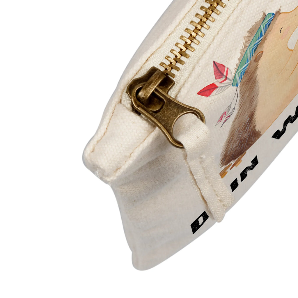 Personalisierte Schminktasche Igel Federschmuck Schminktasche Zum Aufhängen Mit Name, Schminkbeutel Mit Gravur, Personalisierte Schminktasche, Schminktasche Mit Reißverschluss Und Namen, Schminktasche Mit Fächern Personalisiert, Kosmetiktasche Damen Mit Namen, Schminktasche Geschenk Personalisiert, Schminktasche Klein Personalisiert, Schminktasche Für Mädchen Mit Wunschtext, Schminktasche Blumen Mit Initialen, Schminktasche Für Unterwegs Mit Personalisierung, Kosmetiktasche Zum Mitnehmen Mit Namen, Schminktasche Groß Mit Wunschtext, Schminktasche Tiermotiv Mit Namen, Make-Up Tasche Mit Name, Reise-Kosmetiktasche Mit Name, Kosmetiktasche Organizer Mit Wunschtext, Schminktasche Für Teenager Mit Namen, Schminktasche Nachhaltig Mit Wunschtext, Schminktasche Stoff Mit Namen, Stifteaufbewahrung Personalisiert, Schminktäschchen Mit Initialen, Schminktasche Mit Muster Und Namen, Schminktasche Mit Namen, Kosmetiktasche Personalisiert, Kulturbeutel Damen Personalisiert, Schminktasche Für Unterwegs Mit Wunschtext, Kosmetiktasche Für Handtasche Personalisiert, Schminktasche Leder Mit Gravur, Aufbewahrung Für Schminke Mit Namen, Schminktasche Reise Mit Namen, Stiftetasche mit Wunschtext, Schminktasche Mit Wunschtext, Tiere, Waldtiere, Abenteuer, Indianer, Lagerfeuer, Camping, Igel