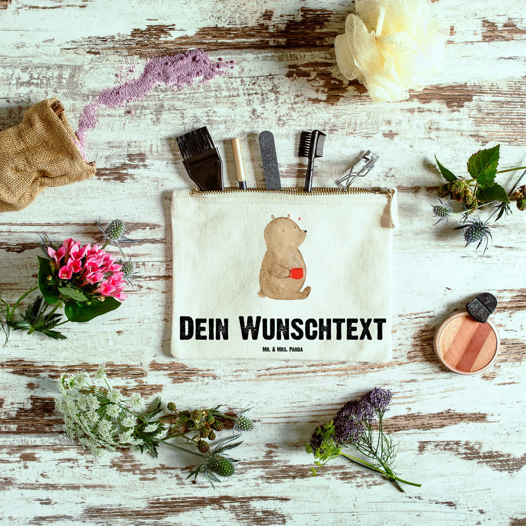 Personalisierte Schminktasche Bär Kaffee Schminktasche Geschenk Personalisiert, Kosmetiktasche Damen Mit Namen, Personalisierte Schminktasche, Stiftetasche mit Wunschtext, Schminktasche Mit Fächern Personalisiert, Schminktasche Für Unterwegs Mit Personalisierung, Schminktasche Reise Mit Namen, Schminktasche Mit Wunschtext, Schminktasche Zum Aufhängen Mit Name, Schminkbeutel Mit Gravur, Kulturbeutel Damen Personalisiert, Make-Up Tasche Mit Name, Schminktasche Stoff Mit Namen, Schminktäschchen Mit Initialen, Schminktasche Groß Mit Wunschtext, Kosmetiktasche Für Handtasche Personalisiert, Schminktasche Leder Mit Gravur, Schminktasche Tiermotiv Mit Namen, Stifteaufbewahrung Personalisiert, Aufbewahrung Für Schminke Mit Namen, Schminktasche Mit Reißverschluss Und Namen, Schminktasche Für Unterwegs Mit Wunschtext, Reise-Kosmetiktasche Mit Name, Kosmetiktasche Organizer Mit Wunschtext, Schminktasche Klein Personalisiert, Schminktasche Mit Muster Und Namen, Schminktasche Für Teenager Mit Namen, Kosmetiktasche Personalisiert, Schminktasche Für Mädchen Mit Wunschtext, Schminktasche Blumen Mit Initialen, Schminktasche Mit Namen, Schminktasche Nachhaltig Mit Wunschtext, Kosmetiktasche Zum Mitnehmen Mit Namen, Teddy, Bär, Teddybär, Bären, Guten Morgen, Welt Erobern, Coffee, Motivation, Morgenroutine, Welt Retten, Kaffee