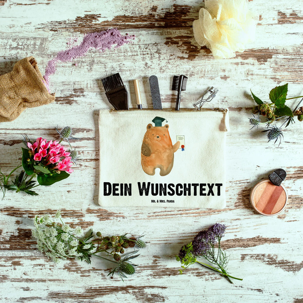 Personalisierte Schminktasche Bär Prüfung Schminktasche Geschenk Personalisiert, Schminktasche Mit Reißverschluss Und Namen, Kosmetiktasche Damen Mit Namen, Schminktasche Für Unterwegs Mit Personalisierung, Schminktasche Blumen Mit Initialen, Schminktasche Mit Wunschtext, Kosmetiktasche Für Handtasche Personalisiert, Stifteaufbewahrung Personalisiert, Reise-Kosmetiktasche Mit Name, Schminktasche Klein Personalisiert, Schminktasche Nachhaltig Mit Wunschtext, Schminktasche Stoff Mit Namen, Schminktasche Reise Mit Namen, Make-Up Tasche Mit Name, Kosmetiktasche Organizer Mit Wunschtext, Schminktasche Mit Namen, Schminktasche Für Unterwegs Mit Wunschtext, Kosmetiktasche Personalisiert, Schminktasche Für Teenager Mit Namen, Schminktasche Mit Fächern Personalisiert, Schminktasche Mit Muster Und Namen, Personalisierte Schminktasche, Schminktasche Zum Aufhängen Mit Name, Kulturbeutel Damen Personalisiert, Schminktäschchen Mit Initialen, Schminktasche Leder Mit Gravur, Kosmetiktasche Zum Mitnehmen Mit Namen, Schminkbeutel Mit Gravur, Schminktasche Tiermotiv Mit Namen, Schminktasche Groß Mit Wunschtext, Schminktasche Für Mädchen Mit Wunschtext, Stiftetasche mit Wunschtext, Aufbewahrung Für Schminke Mit Namen, Teddy, Bär, Teddybär, Prüfungen, Prüfung Bestanden, Abitur, Zeugnis, Abschlusszeugnis, Abschluss