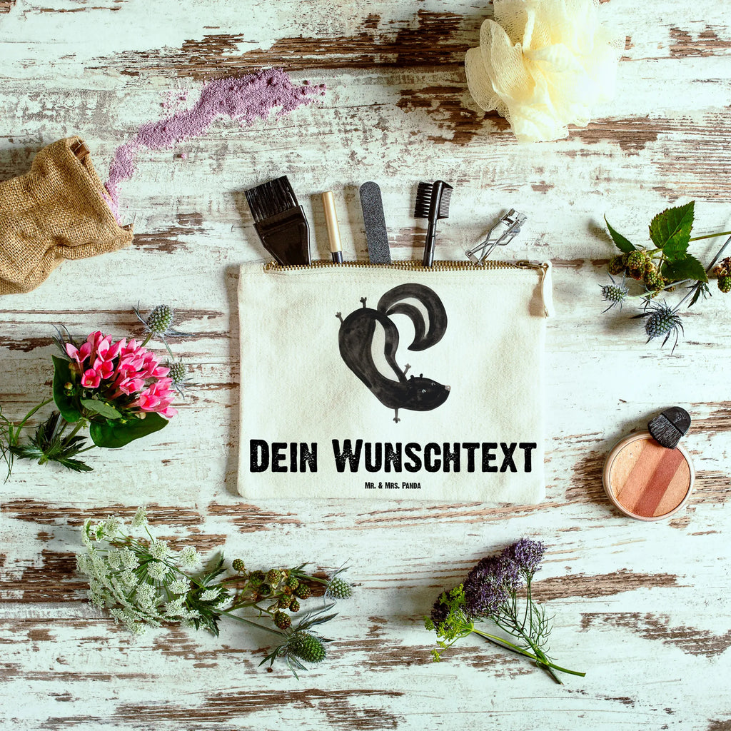 Personalisierte Schminktasche Stinktier Handstand Kosmetiktasche Zum Mitnehmen Mit Namen, Personalisierte Schminktasche, Schminktasche Mit Reißverschluss Und Namen, Schminktasche Mit Namen, Schminktasche Mit Fächern Personalisiert, Schminktasche Für Unterwegs Mit Personalisierung, Schminktasche Mit Muster Und Namen, Make-Up Tasche Mit Name, Kosmetiktasche Personalisiert, Aufbewahrung Für Schminke Mit Namen, Schminktasche Nachhaltig Mit Wunschtext, Schminktasche Für Unterwegs Mit Wunschtext, Kosmetiktasche Für Handtasche Personalisiert, Schminkbeutel Mit Gravur, Schminktasche Geschenk Personalisiert, Schminktasche Blumen Mit Initialen, Stiftetasche mit Wunschtext, Schminktasche Groß Mit Wunschtext, Schminktasche Mit Wunschtext, Schminktasche Reise Mit Namen, Kosmetiktasche Damen Mit Namen, Schminktasche Zum Aufhängen Mit Name, Schminktasche Leder Mit Gravur, Stifteaufbewahrung Personalisiert, Schminktasche Klein Personalisiert, Schminktäschchen Mit Initialen, Reise-Kosmetiktasche Mit Name, Schminktasche Für Teenager Mit Namen, Schminktasche Stoff Mit Namen, Kulturbeutel Damen Personalisiert, Schminktasche Tiermotiv Mit Namen, Kosmetiktasche Organizer Mit Wunschtext, Schminktasche Für Mädchen Mit Wunschtext, Stinktier, Skunk, Stinki, Raubtier, Stinker, Wildtier, Kind, Verpielt, Spielplatz