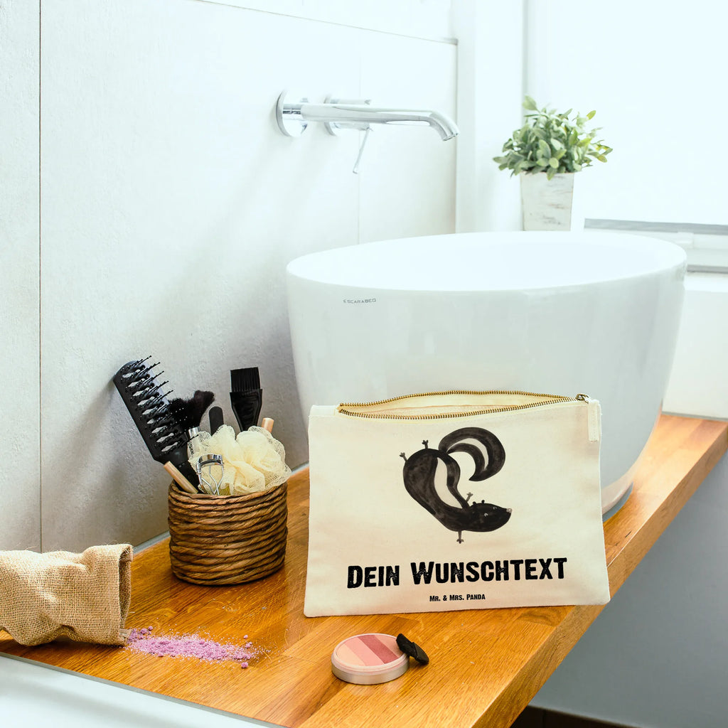 Personalisierte Schminktasche Stinktier Handstand Kosmetiktasche Zum Mitnehmen Mit Namen, Personalisierte Schminktasche, Schminktasche Mit Reißverschluss Und Namen, Schminktasche Mit Namen, Schminktasche Mit Fächern Personalisiert, Schminktasche Für Unterwegs Mit Personalisierung, Schminktasche Mit Muster Und Namen, Make-Up Tasche Mit Name, Kosmetiktasche Personalisiert, Aufbewahrung Für Schminke Mit Namen, Schminktasche Nachhaltig Mit Wunschtext, Schminktasche Für Unterwegs Mit Wunschtext, Kosmetiktasche Für Handtasche Personalisiert, Schminkbeutel Mit Gravur, Schminktasche Geschenk Personalisiert, Schminktasche Blumen Mit Initialen, Stiftetasche mit Wunschtext, Schminktasche Groß Mit Wunschtext, Schminktasche Mit Wunschtext, Schminktasche Reise Mit Namen, Kosmetiktasche Damen Mit Namen, Schminktasche Zum Aufhängen Mit Name, Schminktasche Leder Mit Gravur, Stifteaufbewahrung Personalisiert, Schminktasche Klein Personalisiert, Schminktäschchen Mit Initialen, Reise-Kosmetiktasche Mit Name, Schminktasche Für Teenager Mit Namen, Schminktasche Stoff Mit Namen, Kulturbeutel Damen Personalisiert, Schminktasche Tiermotiv Mit Namen, Kosmetiktasche Organizer Mit Wunschtext, Schminktasche Für Mädchen Mit Wunschtext, Stinktier, Skunk, Stinki, Raubtier, Stinker, Wildtier, Kind, Verpielt, Spielplatz