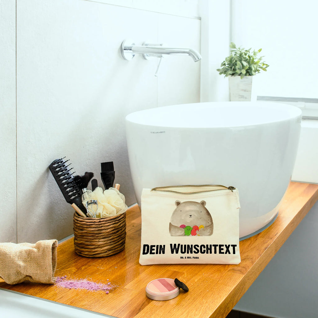 Personalisierte Schminktasche Bär Gefühl Kosmetiktasche Personalisiert, Schminktasche Klein Personalisiert, Schminktasche Leder Mit Gravur, Kulturbeutel Damen Personalisiert, Stiftetasche mit Wunschtext, Kosmetiktasche Organizer Mit Wunschtext, Schminktasche Mit Fächern Personalisiert, Schminktasche Zum Aufhängen Mit Name, Schminktasche Mit Namen, Schminktasche Tiermotiv Mit Namen, Schminkbeutel Mit Gravur, Kosmetiktasche Für Handtasche Personalisiert, Aufbewahrung Für Schminke Mit Namen, Schminktasche Mit Wunschtext, Reise-Kosmetiktasche Mit Name, Kosmetiktasche Zum Mitnehmen Mit Namen, Schminktasche Reise Mit Namen, Stifteaufbewahrung Personalisiert, Schminktasche Blumen Mit Initialen, Make-Up Tasche Mit Name, Schminktasche Für Unterwegs Mit Personalisierung, Schminktasche Für Teenager Mit Namen, Schminktasche Für Unterwegs Mit Wunschtext, Personalisierte Schminktasche, Schminktasche Geschenk Personalisiert, Schminktasche Mit Reißverschluss Und Namen, Schminktasche Stoff Mit Namen, Schminktasche Groß Mit Wunschtext, Schminktäschchen Mit Initialen, Schminktasche Mit Muster Und Namen, Schminktasche Nachhaltig Mit Wunschtext, Schminktasche Für Mädchen Mit Wunschtext, Kosmetiktasche Damen Mit Namen, Teddy, Bär, Teddybär, Verrückt, Durchgedreht, Wahnsinn