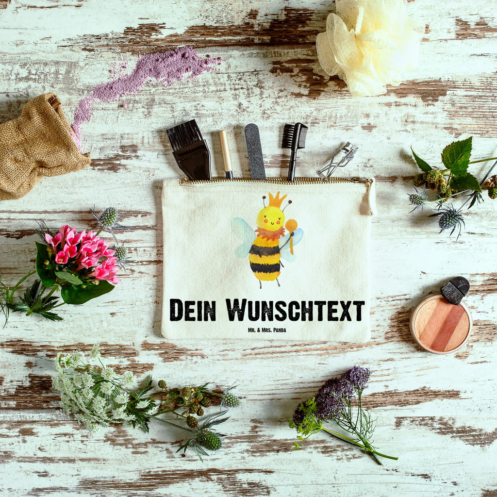 Personalisierte Schminktasche Biene König Schminktasche Stoff Mit Namen, Schminktasche Blumen Mit Initialen, Schminktasche Nachhaltig Mit Wunschtext, Schminktasche Reise Mit Namen, Schminktasche Mit Reißverschluss Und Namen, Kulturbeutel Damen Personalisiert, Kosmetiktasche Personalisiert, Schminktasche Für Unterwegs Mit Wunschtext, Reise-Kosmetiktasche Mit Name, Schminktäschchen Mit Initialen, Schminktasche Tiermotiv Mit Namen, Stifteaufbewahrung Personalisiert, Kosmetiktasche Damen Mit Namen, Schminktasche Zum Aufhängen Mit Name, Schminktasche Groß Mit Wunschtext, Schminktasche Für Teenager Mit Namen, Schminktasche Mit Wunschtext, Schminktasche Geschenk Personalisiert, Schminkbeutel Mit Gravur, Schminktasche Mit Muster Und Namen, Schminktasche Leder Mit Gravur, Schminktasche Für Mädchen Mit Wunschtext, Schminktasche Klein Personalisiert, Kosmetiktasche Zum Mitnehmen Mit Namen, Kosmetiktasche Organizer Mit Wunschtext, Kosmetiktasche Für Handtasche Personalisiert, Stiftetasche mit Wunschtext, Aufbewahrung Für Schminke Mit Namen, Schminktasche Für Unterwegs Mit Personalisierung, Make-Up Tasche Mit Name, Personalisierte Schminktasche, Schminktasche Mit Namen, Schminktasche Mit Fächern Personalisiert, Biene, Wespe, Hummel